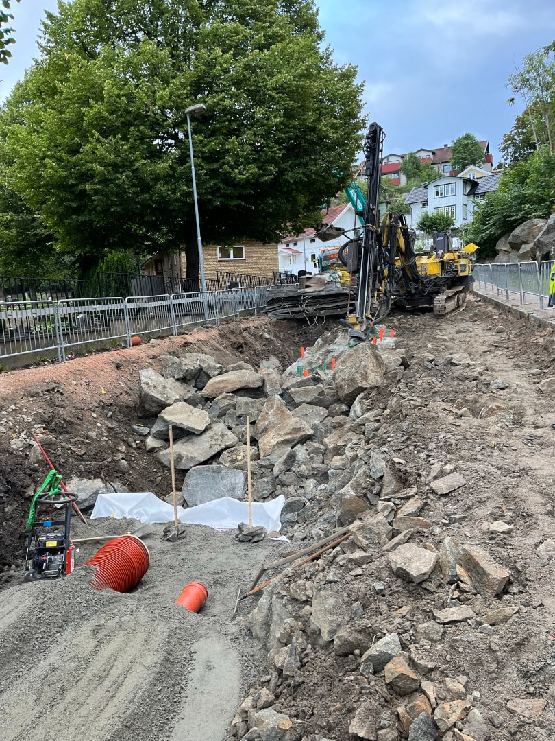 Skanska fick i uppdrag att lägga om vatten och avlopp i delar av Uddevalla." Maskin som pålar upp marken inför ledningsomläggning.