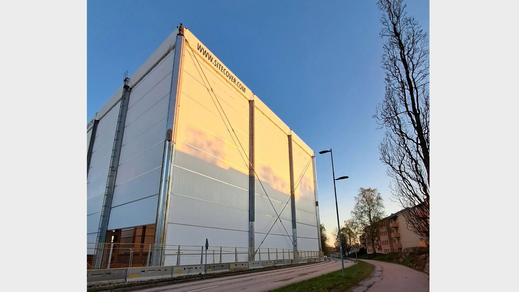 Det mobila väderskyddet möjliggör torr och säker produktion oavsett väder. Det mobila väderskyddet möjliggör torr och säker produktion oavsett väder.