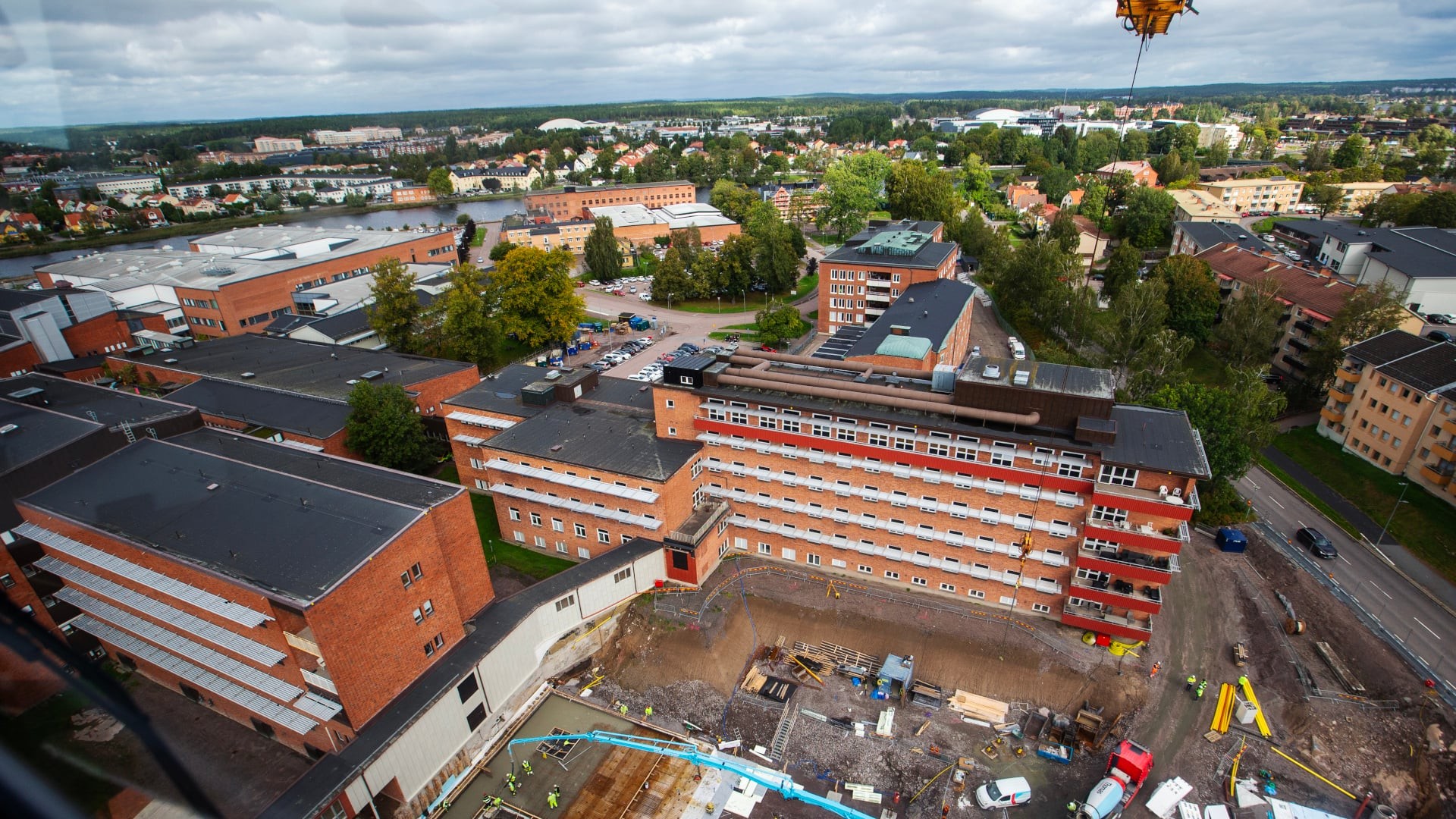 En typ av stort vitt tält uppsatt över bygget.