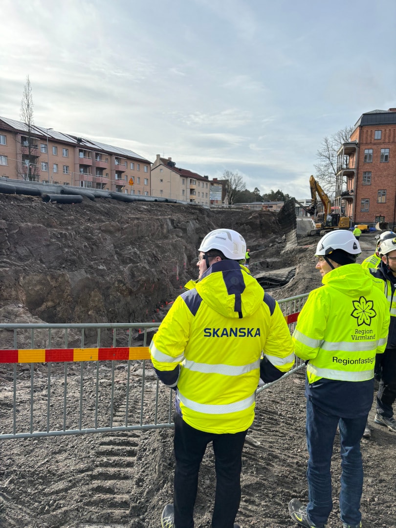Skanska och kunden, Region Värmland, har ett nära samarbete. Två personer med varseljackor på CSK