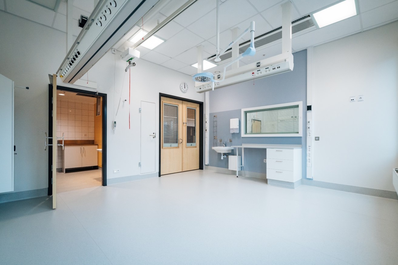 Intensivvårdsrum Modern sjukhusrum med medicinsk utrustning, ren design och en steril miljö.