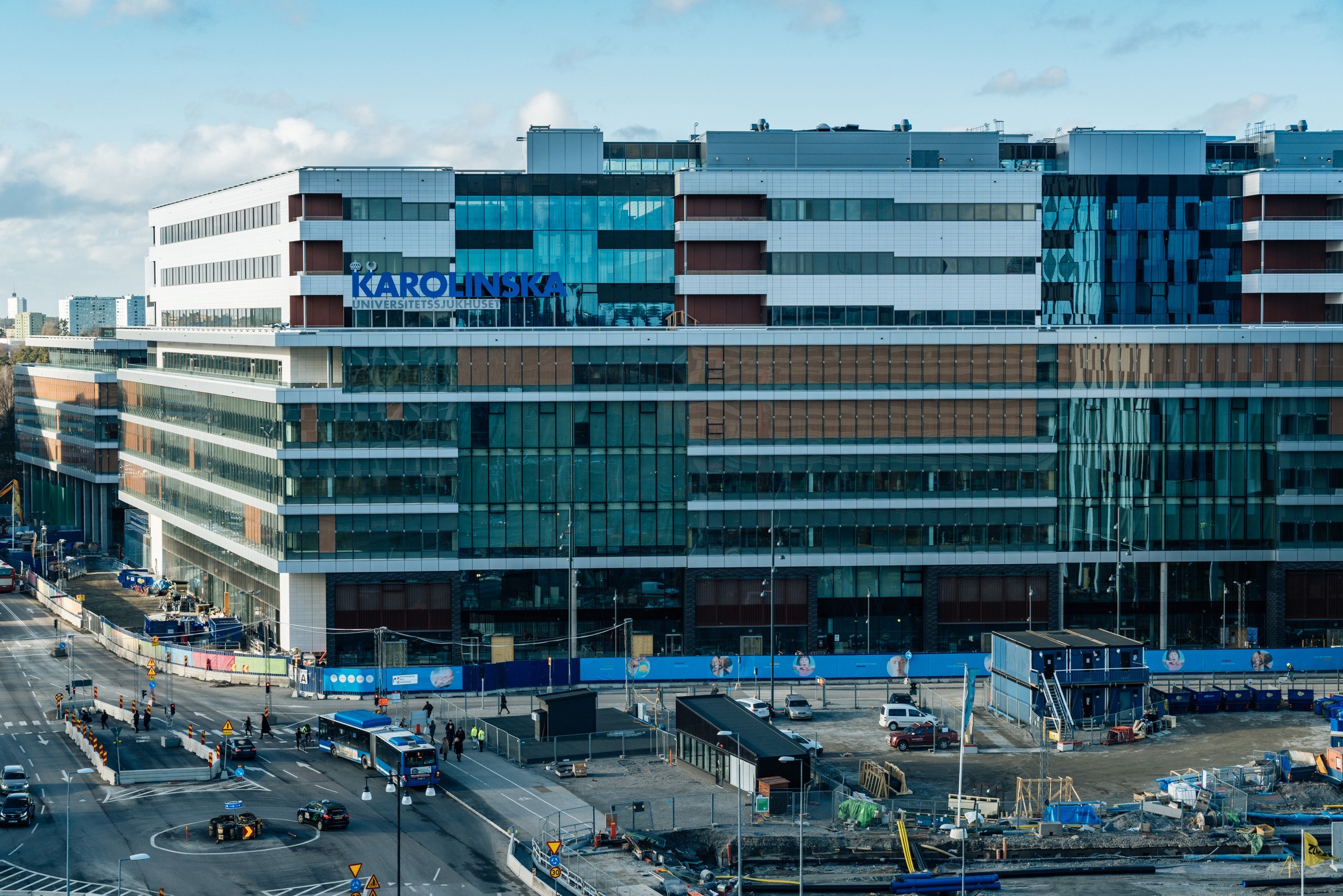 Nya Karolinska Solna, vy från söder. Modern Karolinska Universitetssjukhuset byggnad i Stockholm med stadsutsikt.