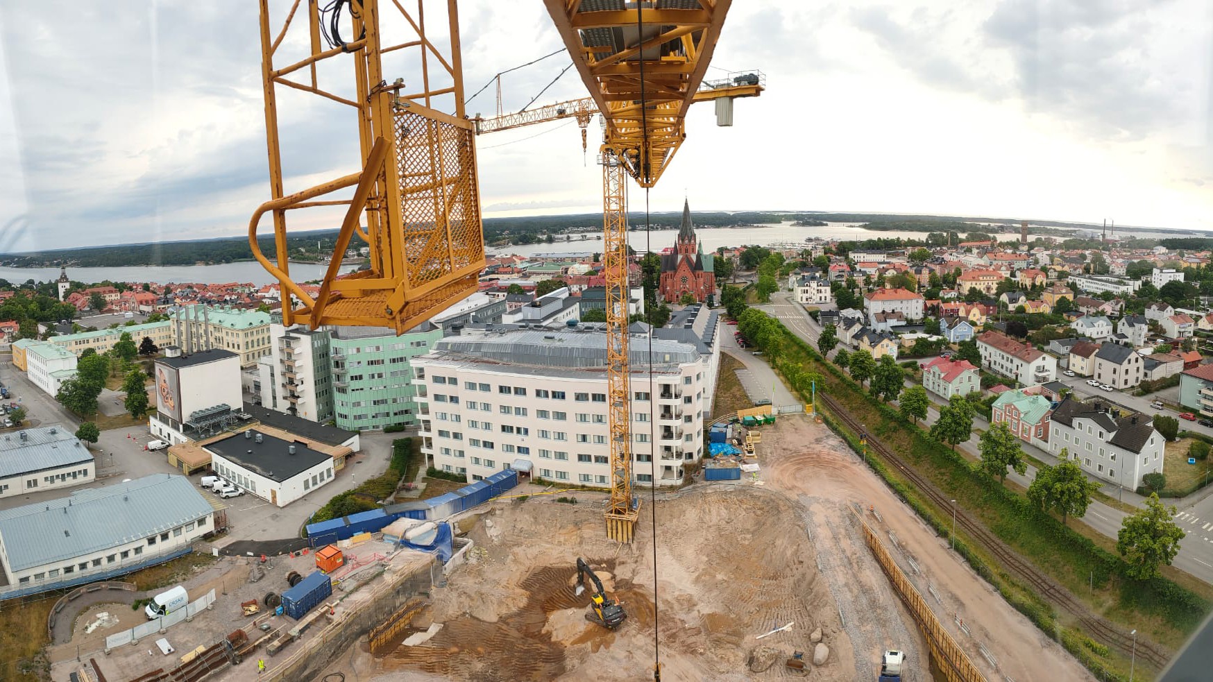 Byggnadens placering på sjukhusområdet ligger nära intilliggande verksamheter och är mycket utmanande.