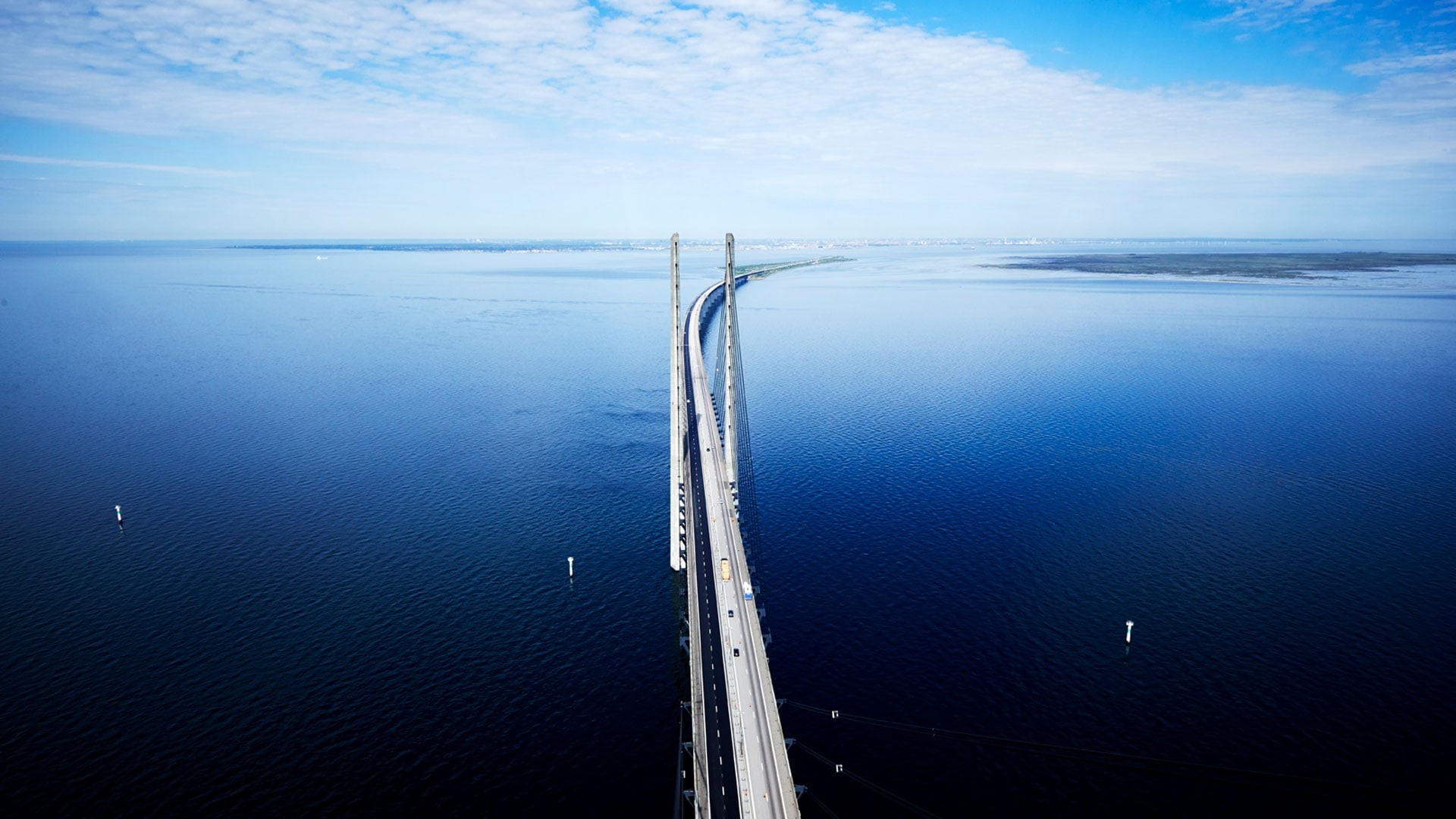En kilometerlång bro sträcker sig ut i havet.