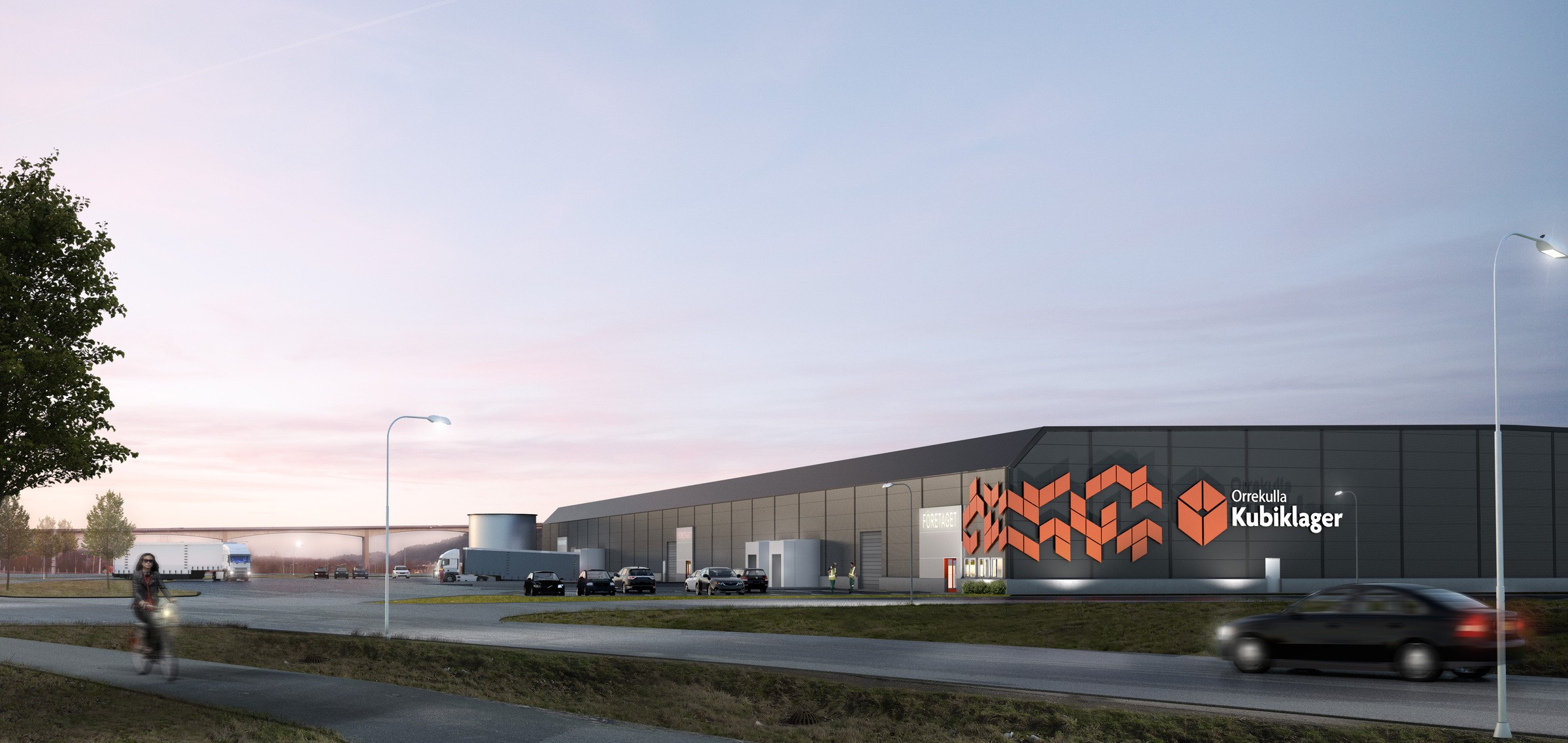 Kubiklager är ett nytt lagerkoncept som erbjuder logistikföretag bättre lösningar. Modern lagerbyggnad med en logotyp, bilar och en cyklist under en skymningshimmel.