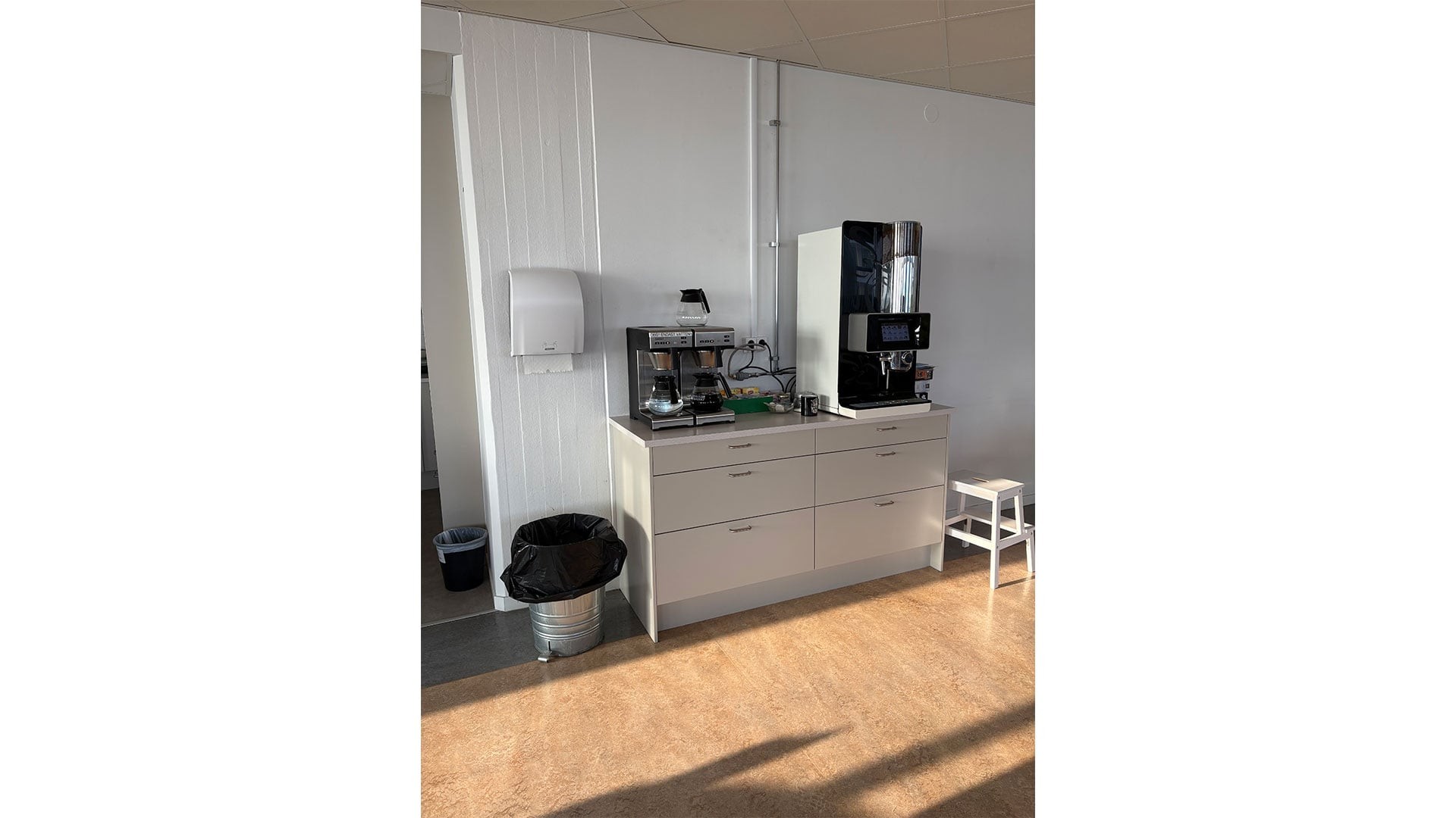 Kaffemaskin i det nya personalköket.