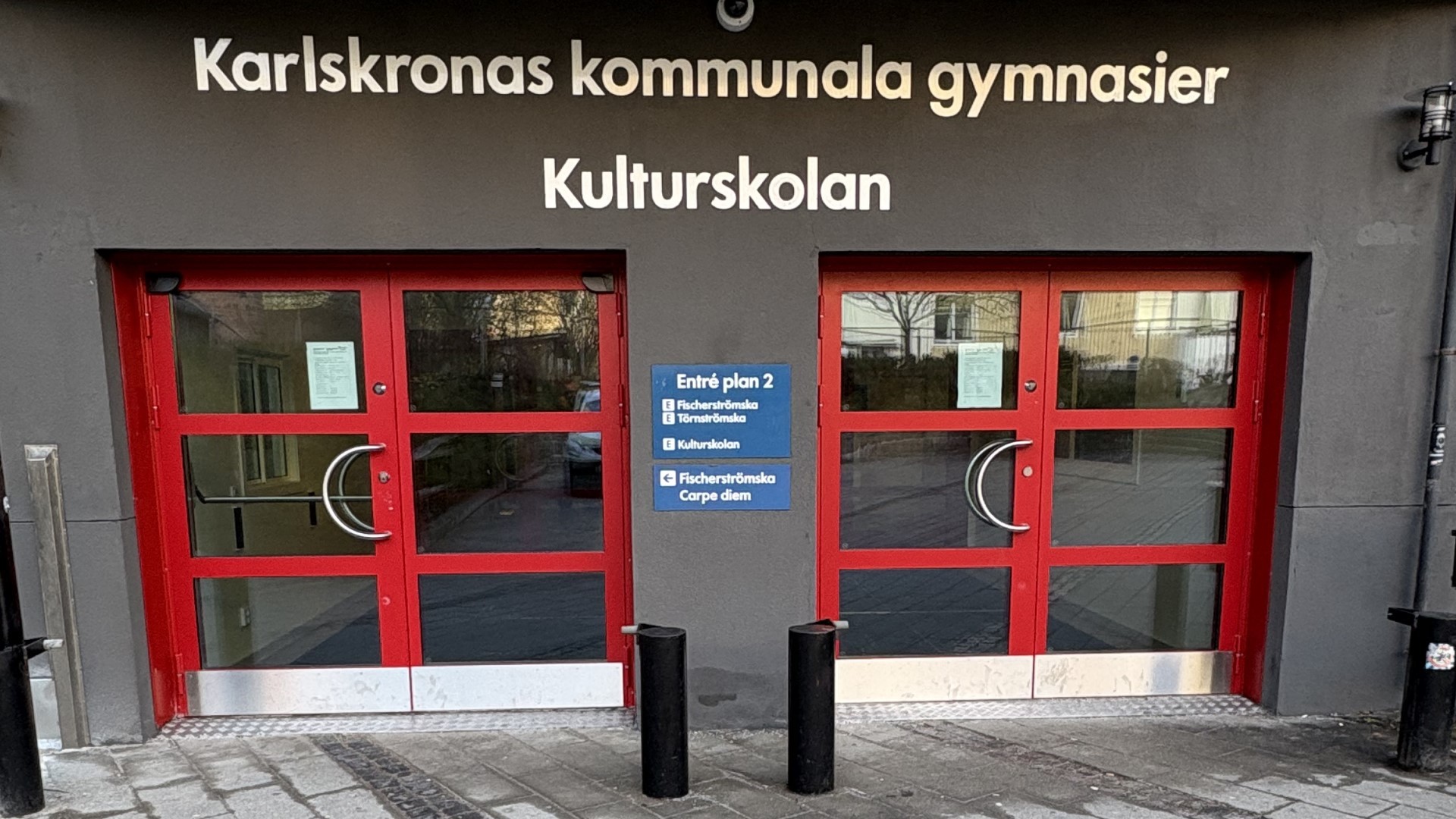 Skanska har moderniserat och byggt om fastigheten Psilander där Törnströmska gymnasiet har sin verksamhet. Foto på entrën taget utifrån.