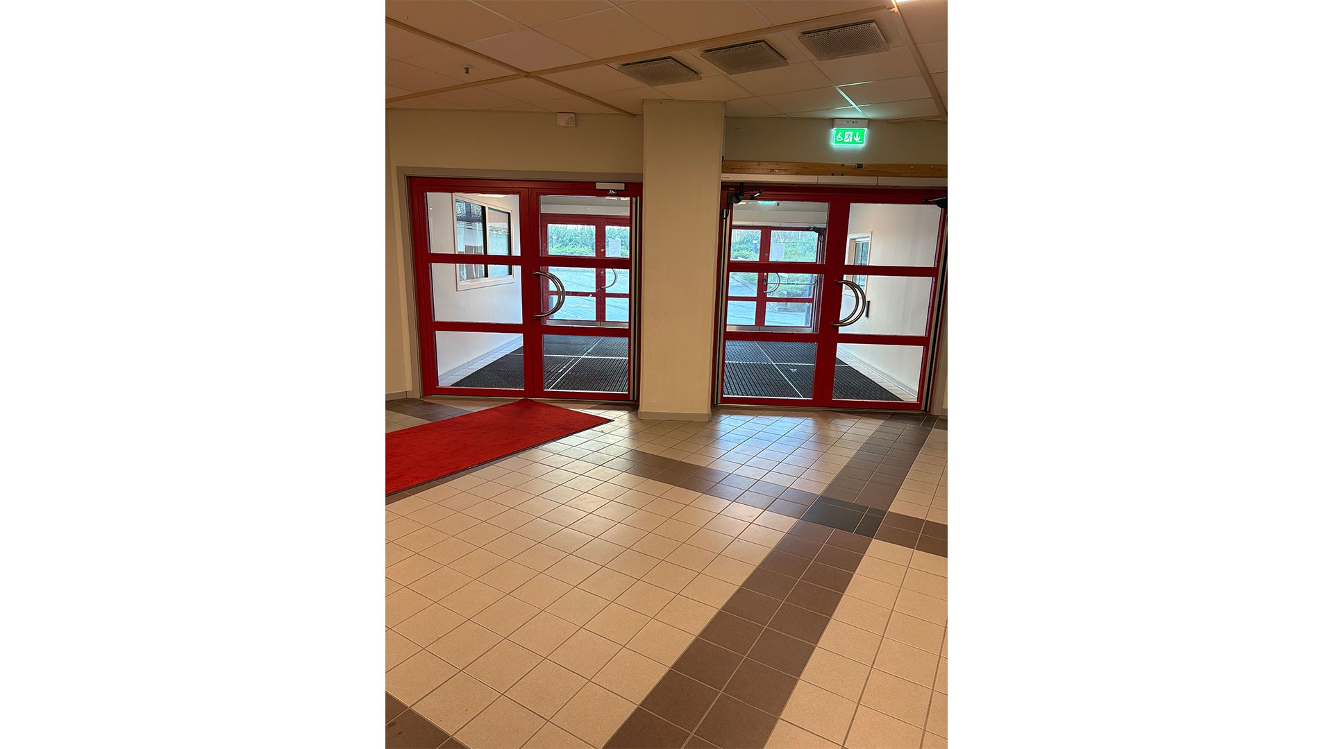 Skolan rymmer både högskoleförberedande och yrkesprogram samt anpassad gymnasieskola. Foto på entrën taget innifrån.