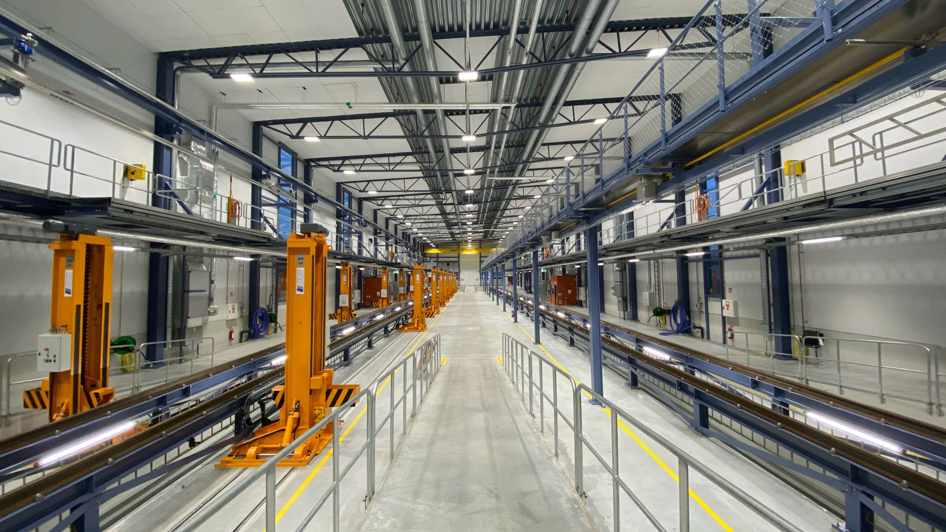 På Sävenäs tågdepå finns möjlighet till modernt och högteknologiskt underhåll av tågen. Modern industriell anläggning med automatiserad maskineri och högt i tak, betonar effektivitet.