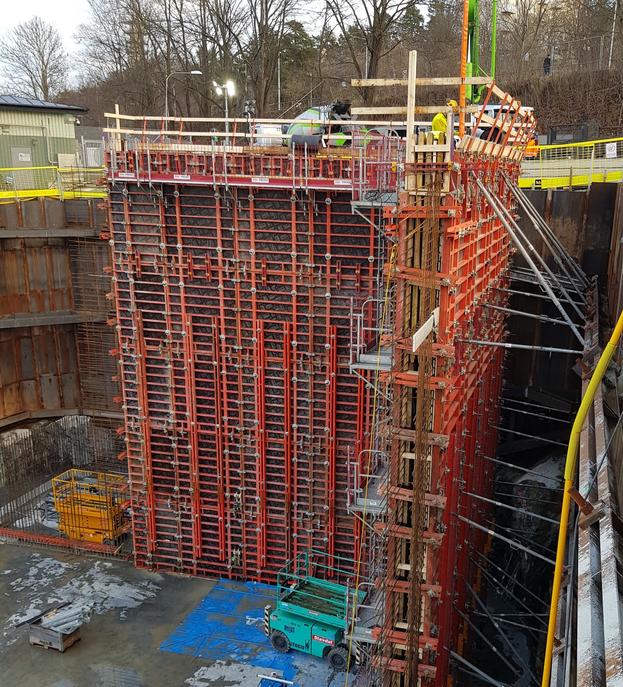 Sommarn 2021 ska den platsgjutna betongen vara klar. Byggarbetsplats med metallform och byggställning för betongvägg, arbetare närvarande.