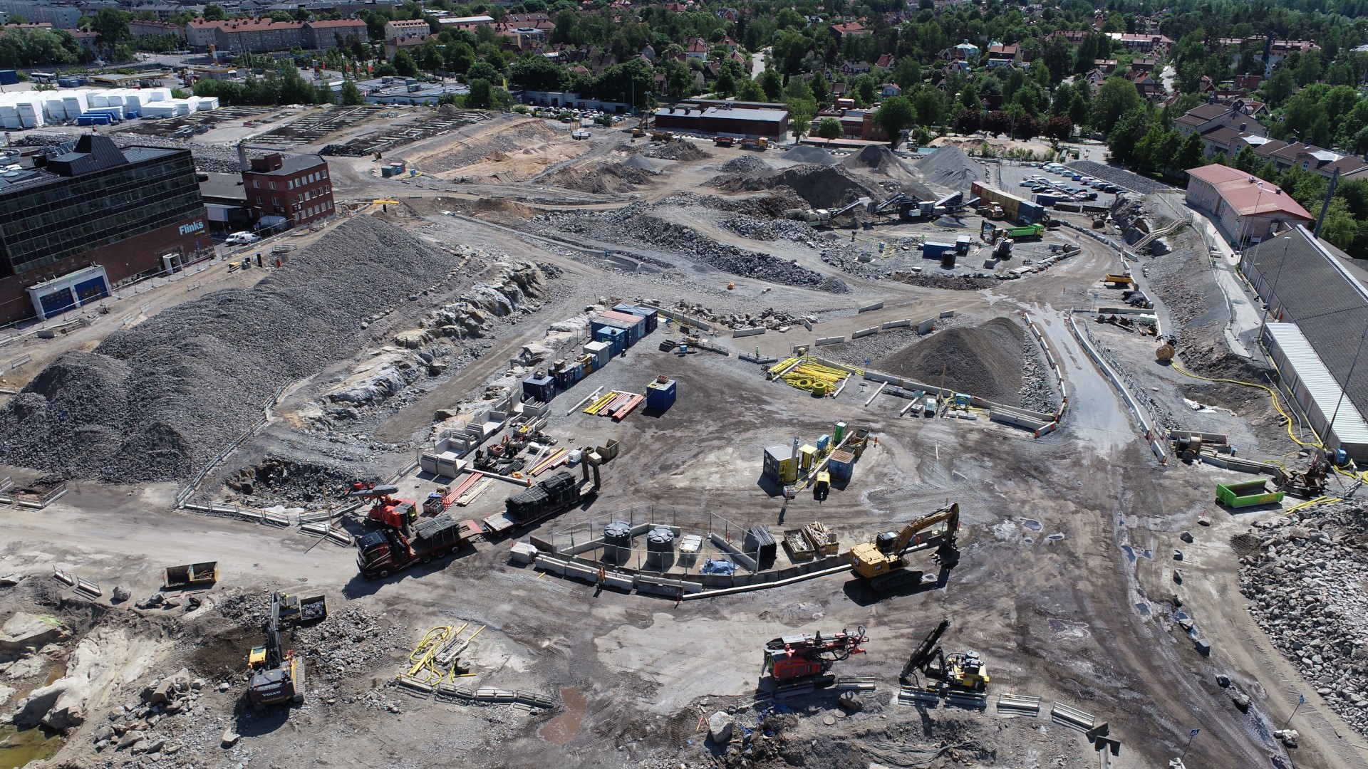 Skanska har fått i uppdrag av Stockholms stad att genomföra anläggningsarbeten vid Slakthusområdet. Byggarbetsplats med grus och baracker