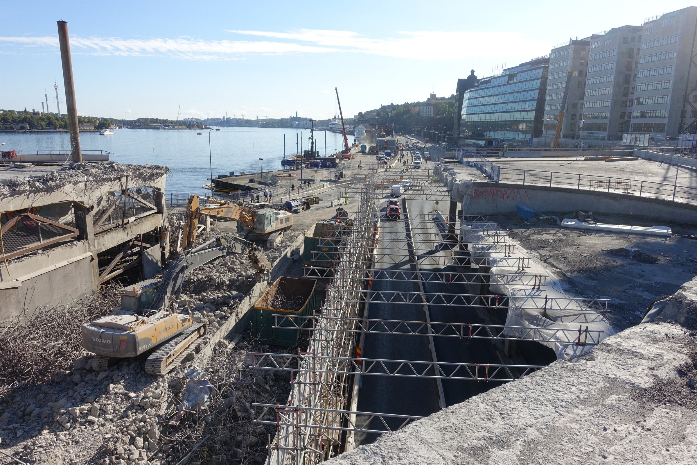 Rivning Södra Järngraven nära bussterminalen, september 2016 Byggarbetsplats med kranar och grävmaskiner längs en väg vid vattnet i ett stadsområde.