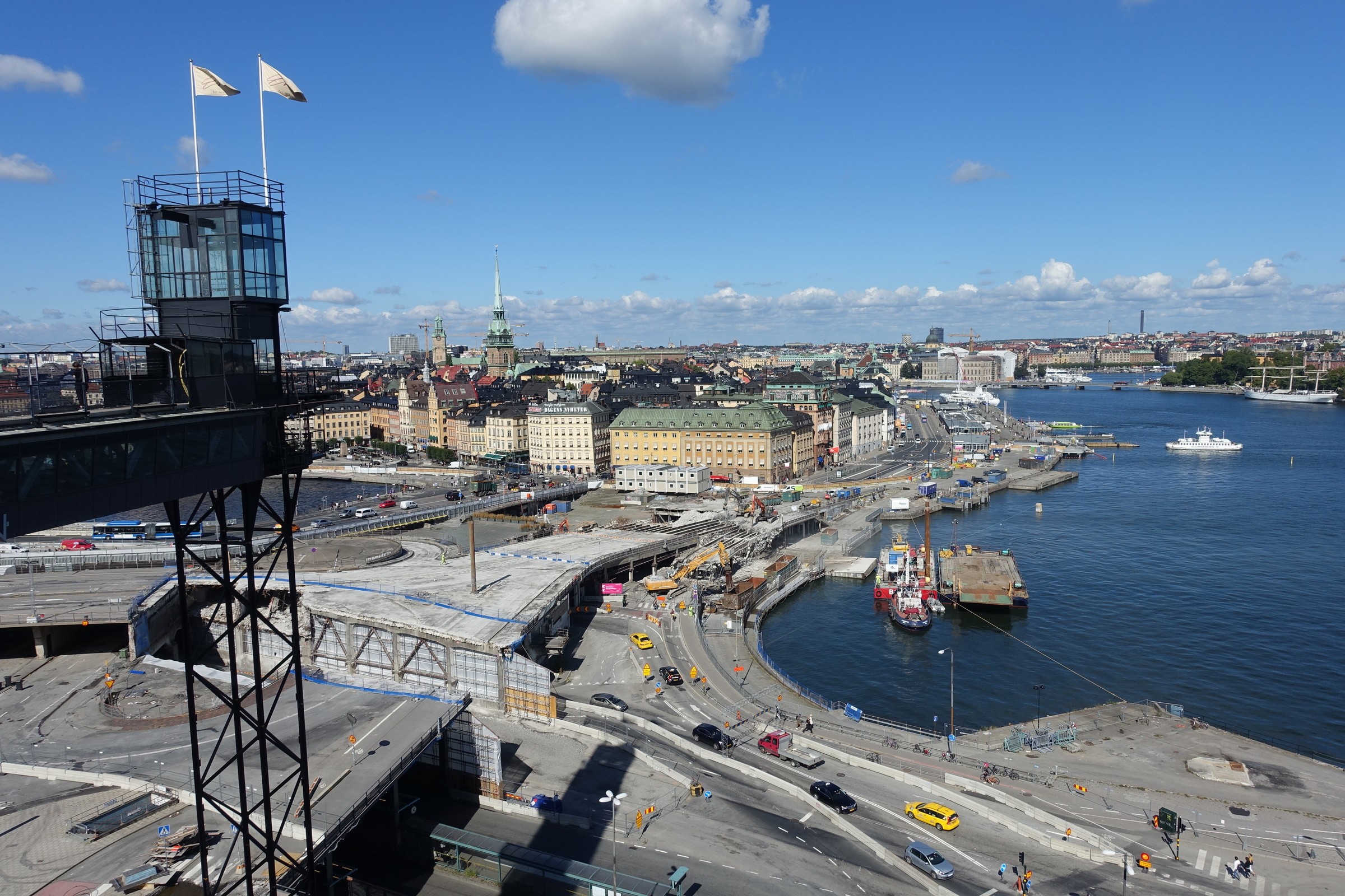 Slussen från ovan i slutet av augusti 2016 Flygvy över Stockholms vattenkant med byggnader, vägar och historiska byggnader.