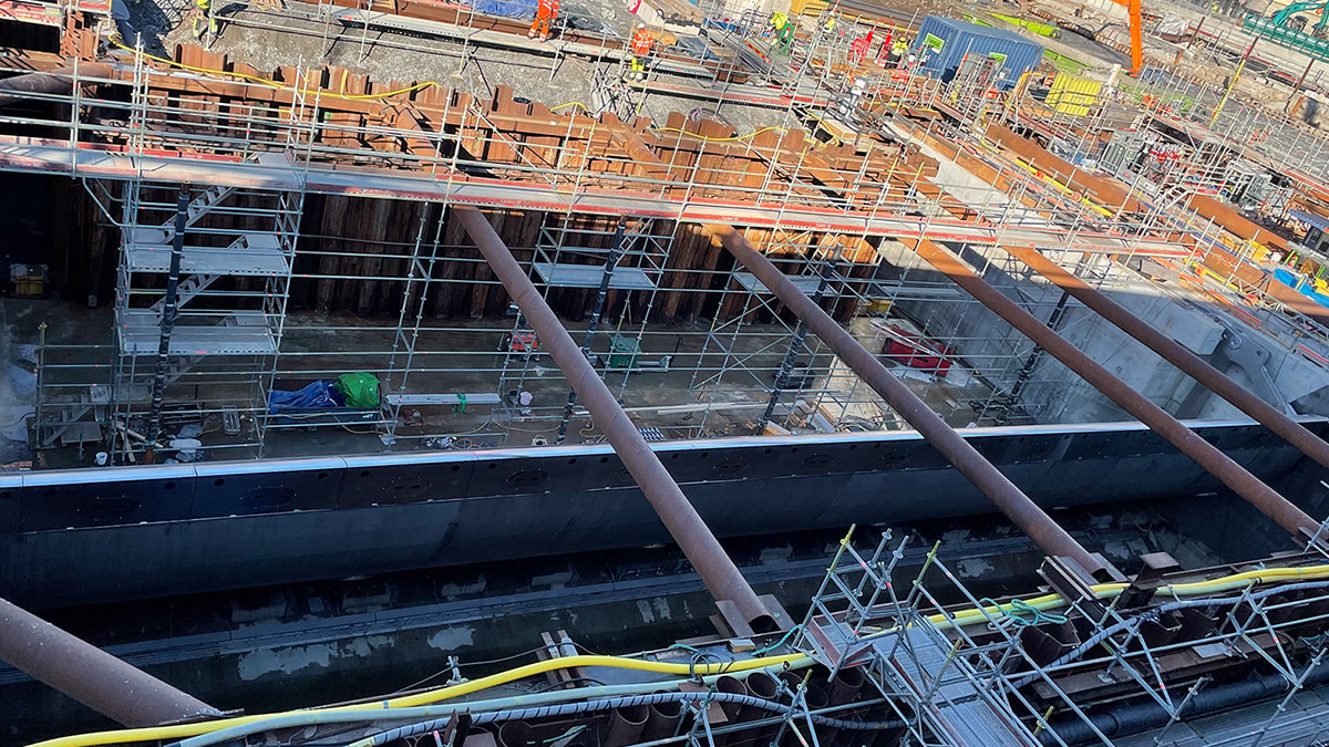 Slussens nya avbördningsluckor kommer att bidra till en effektivare reglering av vattennivån i Mälaren. Kapaciteten för att släppa ut vatten ökar från 285 kubikmeter till 1 400 kubikmeter i sekunden. Montering av den 38 meter långa stålluckan i en på vatten tömd slusskanal