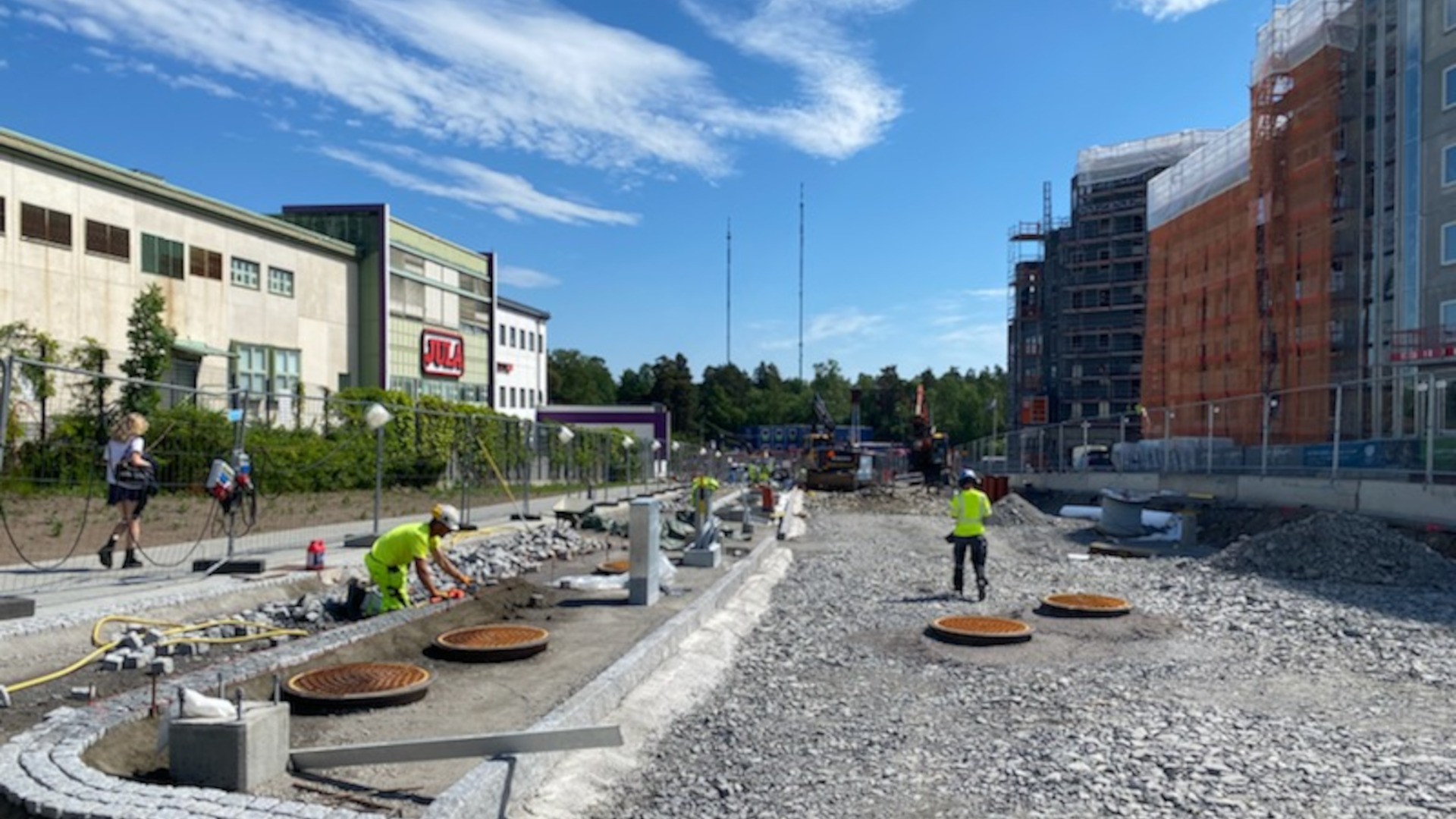 Fram till 2035 planeras det för 11 300 bostäder och 10 000 arbetsplatser i området. Stenläggning vid en väg i Nacka.