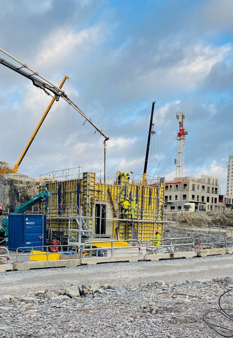 Här ses en gjutning av en transformatorstation. En transformatorstation som håller på att byggas.