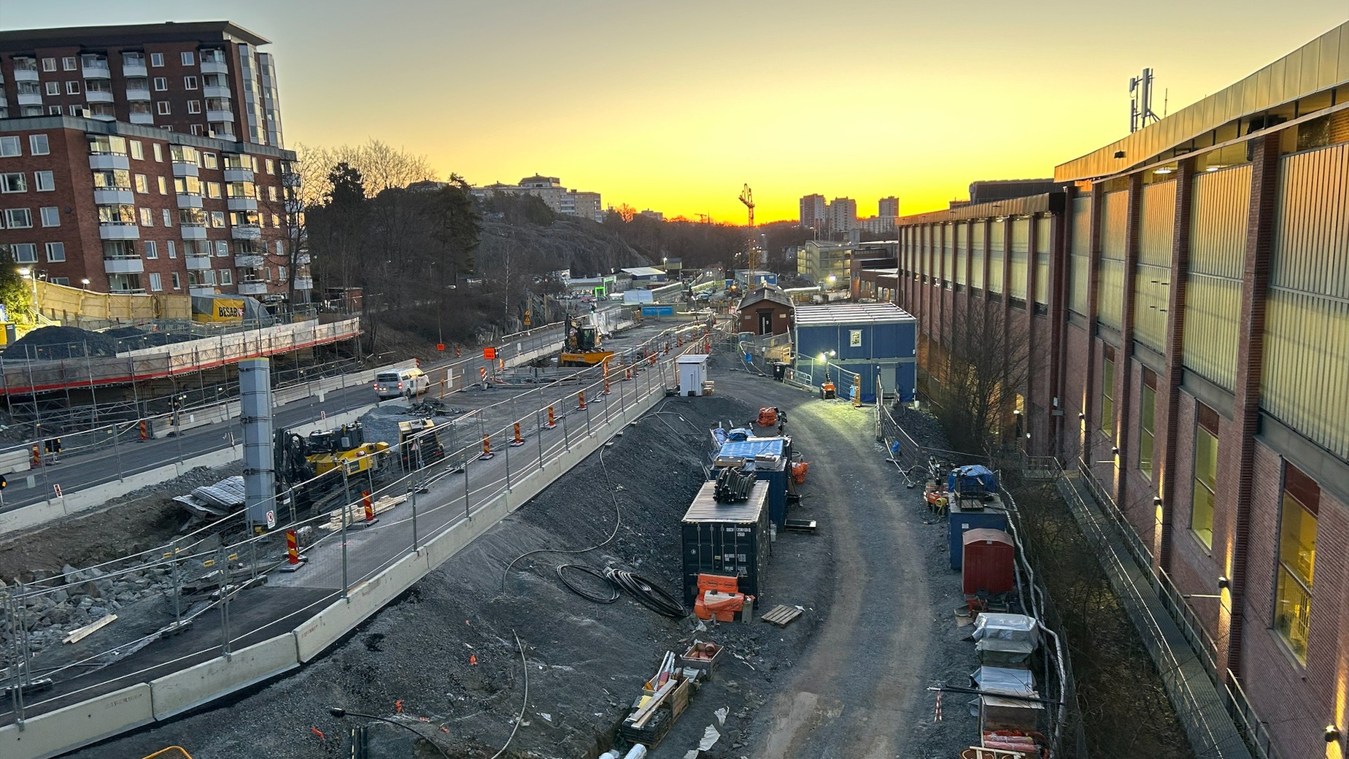 Projektet drivs som en totalentreprenad i nära samverkan med Nacka kommun. En arbetsplats i projektet Södra centrala Nacka.