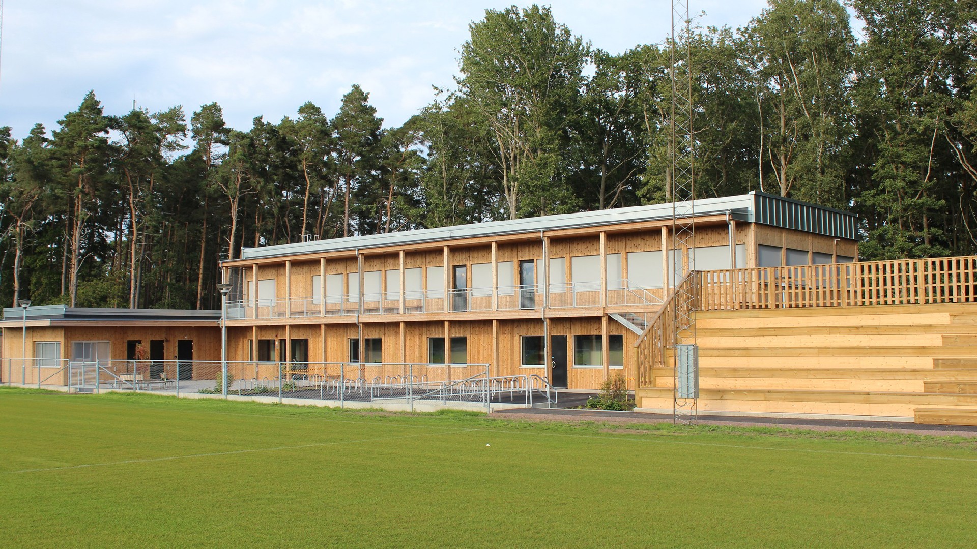 Vid Södra Utmarkens idrottsplats i Kalmar har Skanska byggt ett nytt klubbhus på cirka 900 kvadratmeter. Södra Utmarken klubbhus byggd i trä