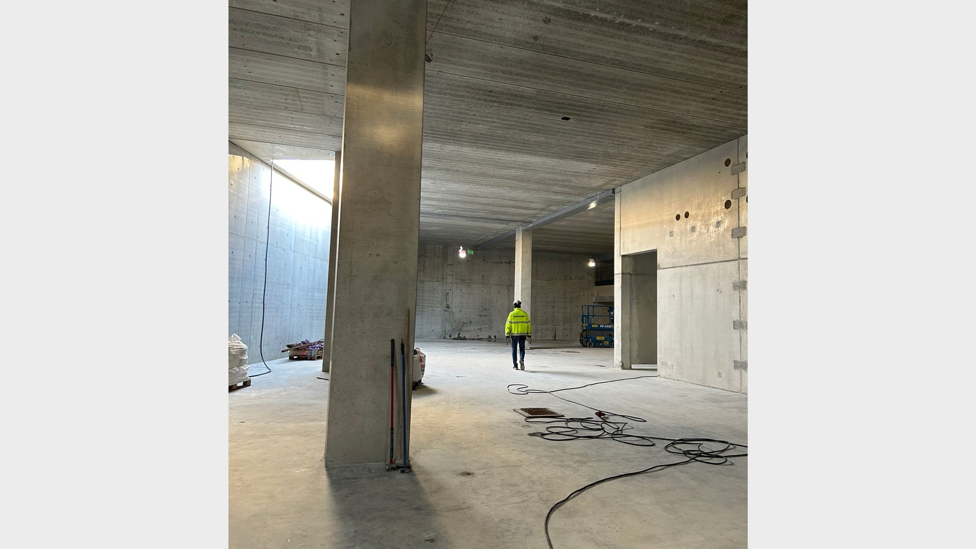 Solna Link garage med person i gula varselkläder.