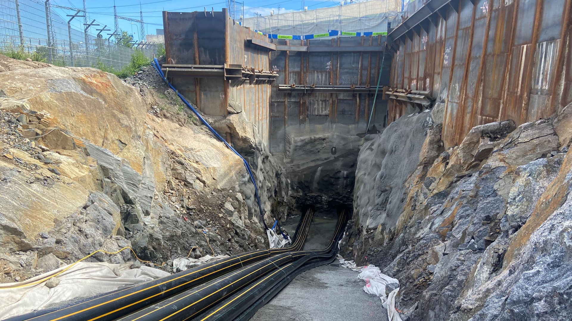Skanska har fått i uppdrag att markförlägga en ny 400 kV-förbindelse på två sträckor. En robust byggarbetsplatsentré med stora kablar som löper ner i en stenig tunnel.
