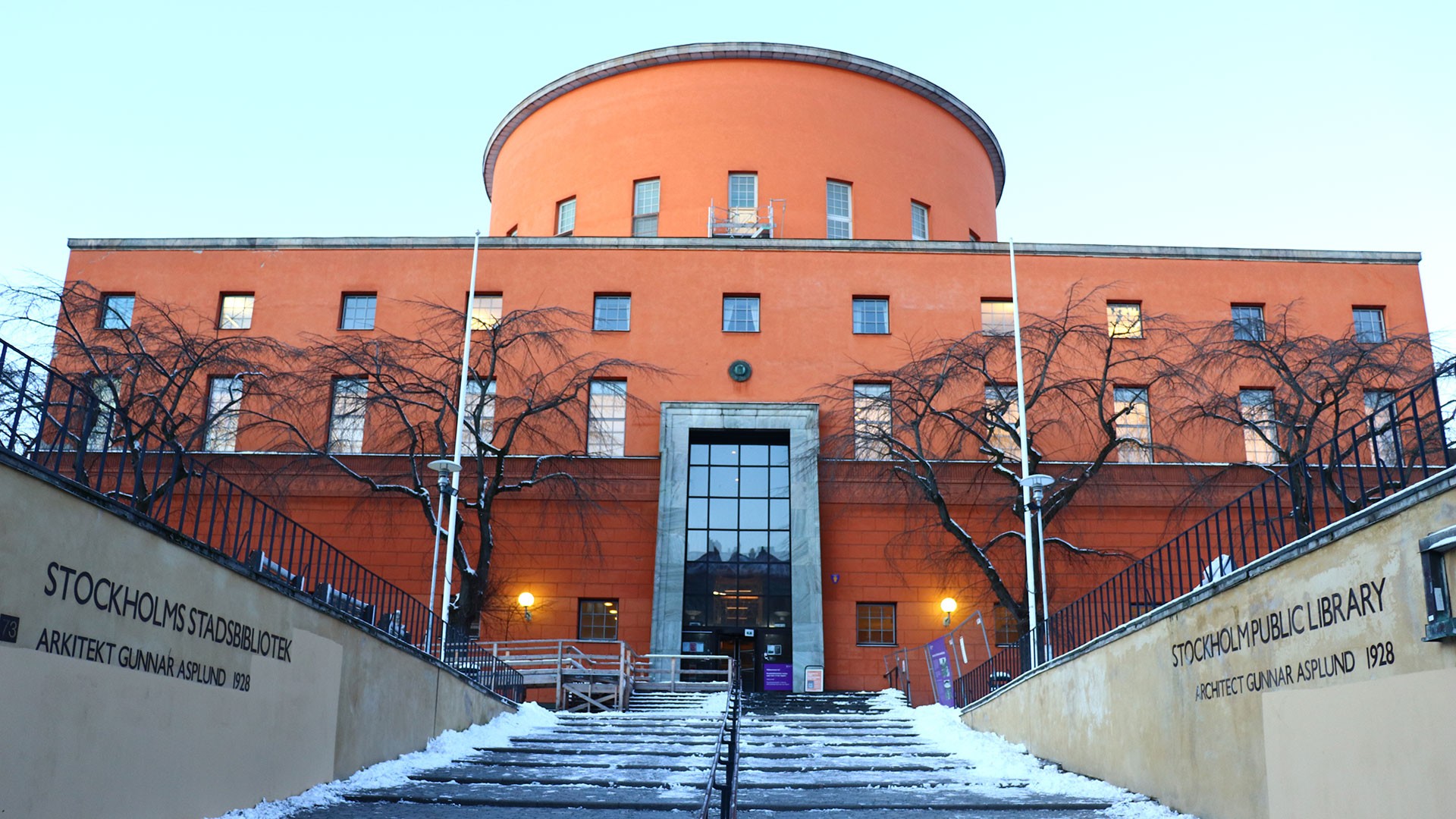 Stockholms stadsbibliotek genomgår just nu en upprustning, framför allt för att klara dagens myndighetskrav på säkerhet och tillgänglighet. Vy över entrén till Stockholms stadsbibliotek.