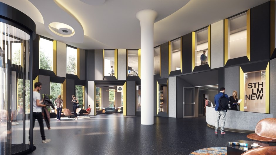 Modern kontorslobby med människor som interagerar och en reception, med stora fönster.