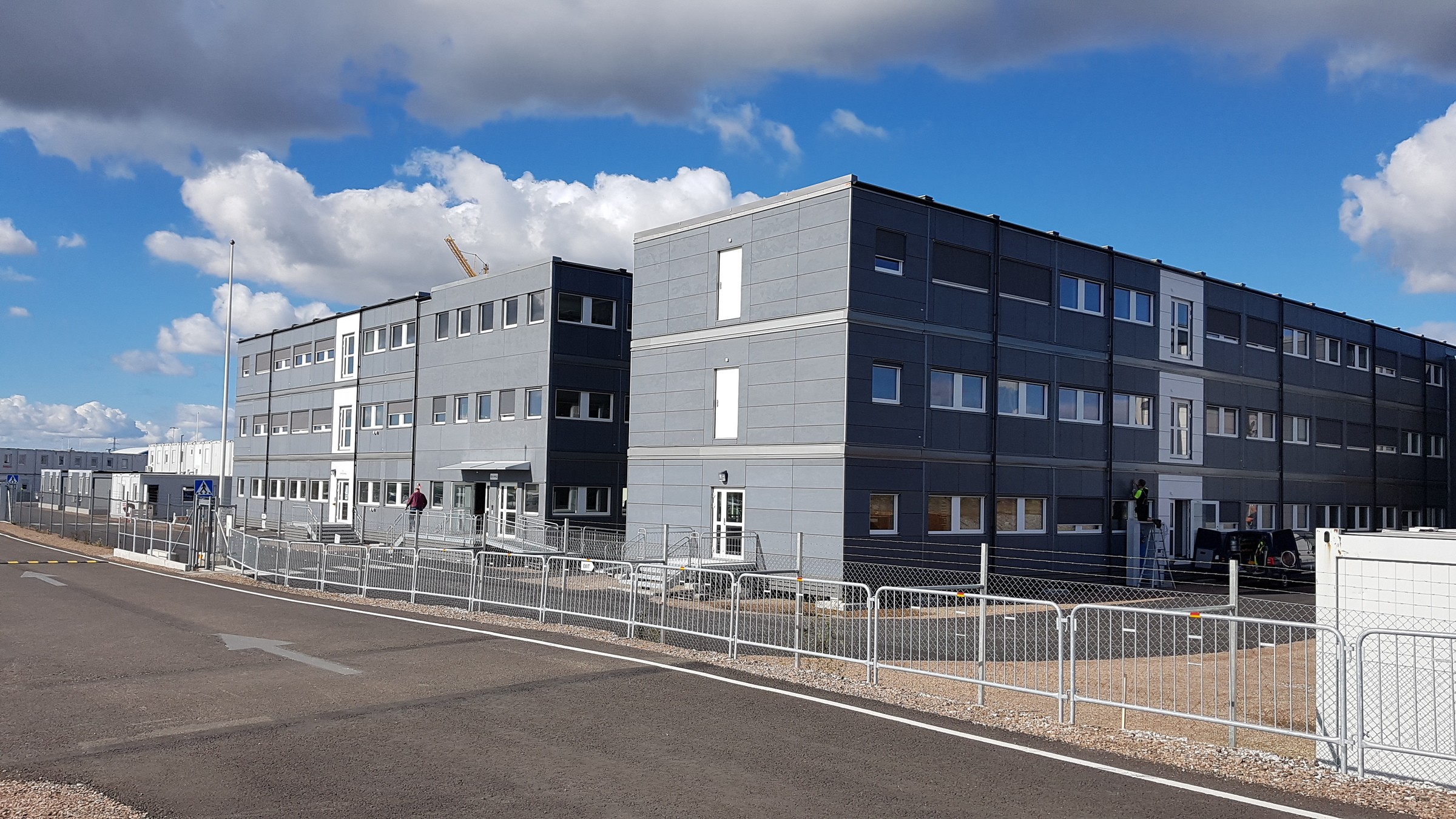 På grund av den stora platsbrist som råder har Kriminalvården haft ett stort behov av att utöka platserna på nio av sina anstalter och häkten. Bild på tillfällig byggnad