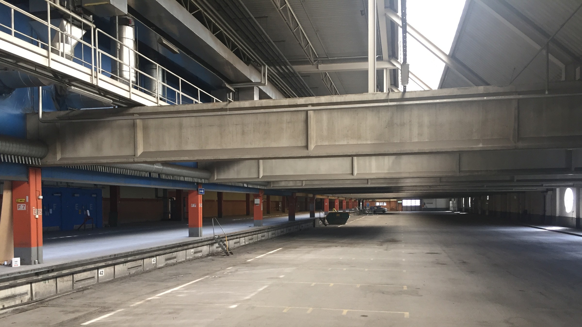 1 000 ton betongbalkar tas ner och ersättas med stålbalkar Betongbalkar.