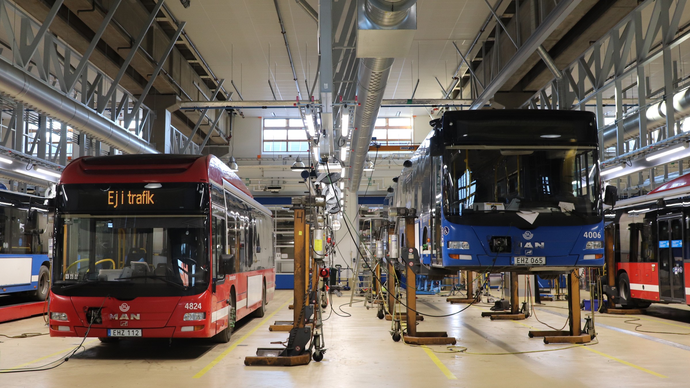 Bussdepån rymmer totalt 220 av SL:s innerstadsbussar som tvättas, städas, servas och repareras. Bussar i hall.