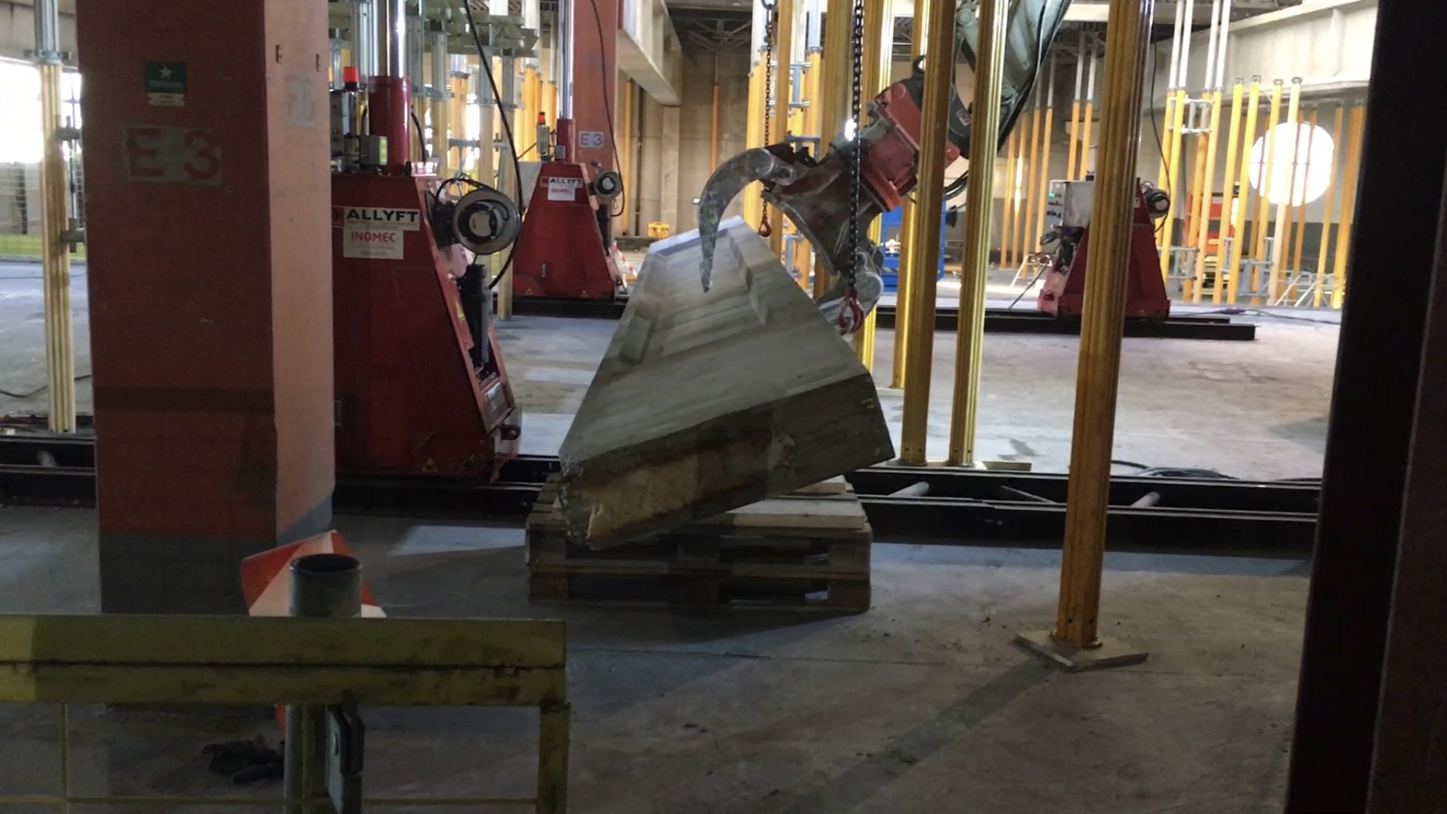 De hydrauliska ellyftarna knackade sedan sönder betongen. Ellyftar.