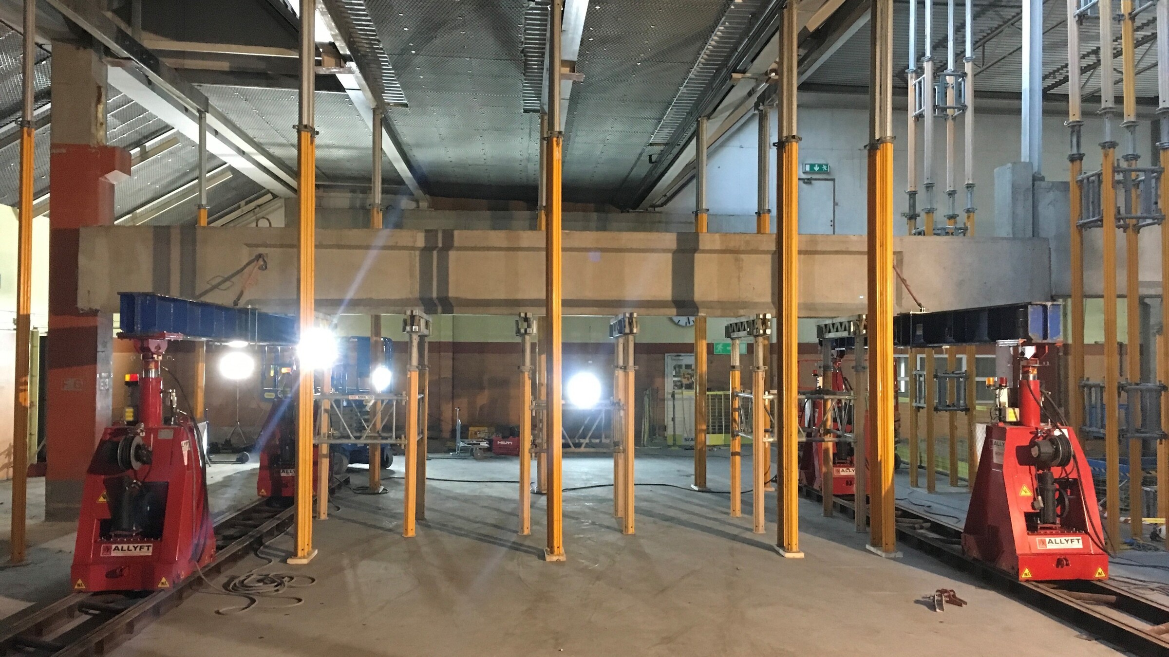 Genom en innovativ lösning kunde betongbalkarna tas ner till golvet med fjärrstyrda hydrauliska ellyftar där de sedan knackade sönder dem. Fjärrstyrda hydrauliska ellyftar.