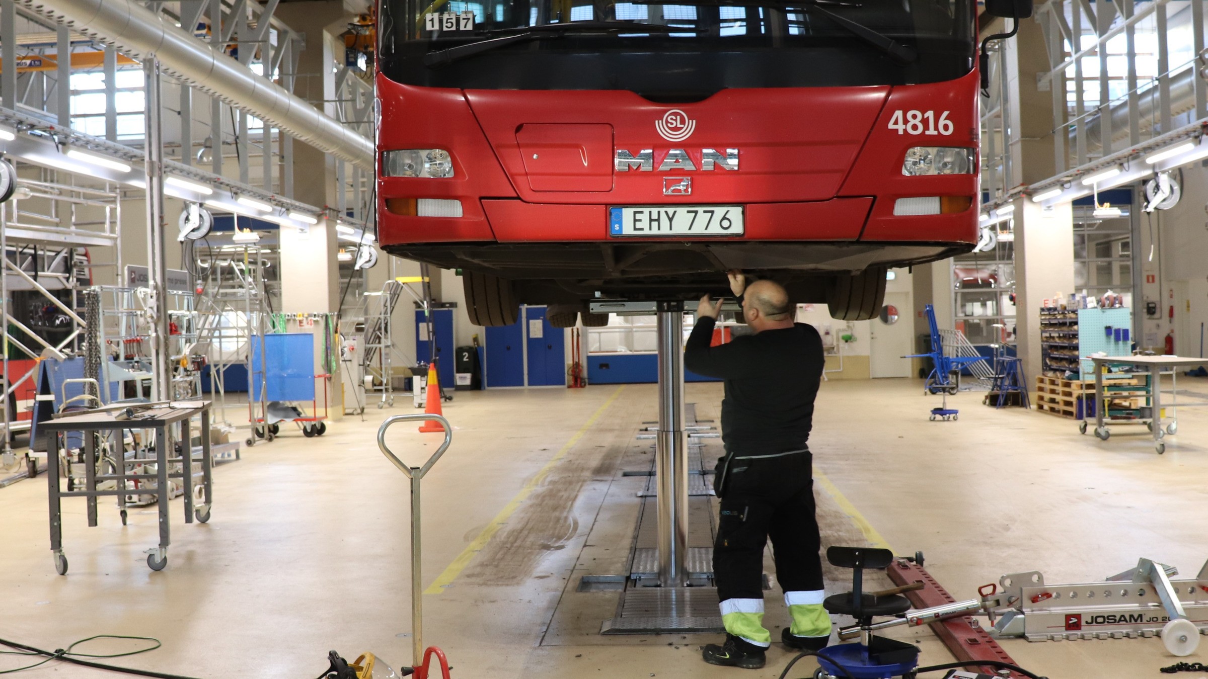 Verkstaden har totalt 25 reparationsplatser. Bussdepå reparationsplatser.