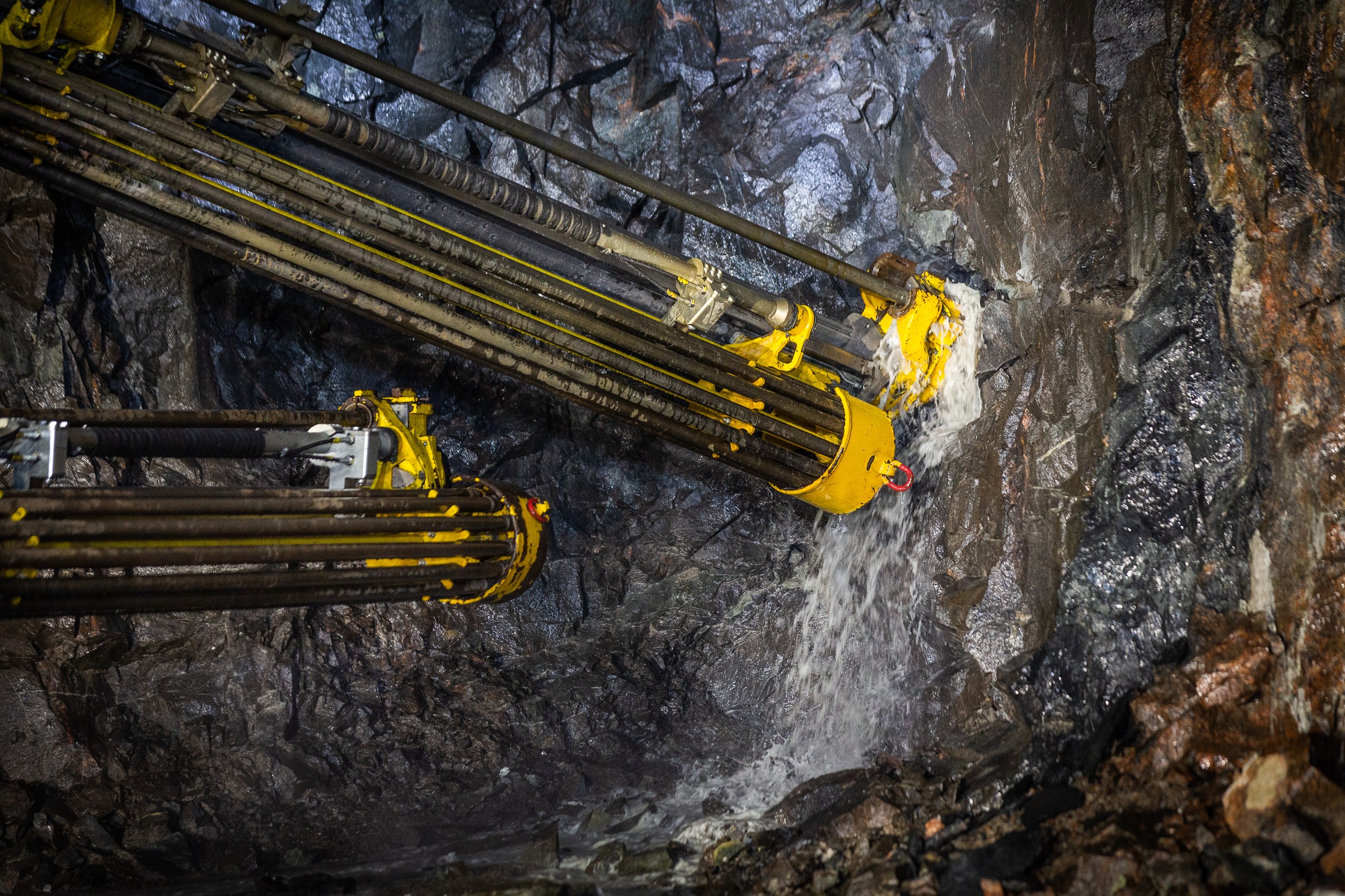 Att bygga tunnlar är både komplext och tidskrävande. Skanskas arbetslag kommer ungefär fem meter om dagen i den tunnel som ska bli 1,2 kilometer lång. Närbild på tunnelborrar som sakta tar sig igenom berggrunden.