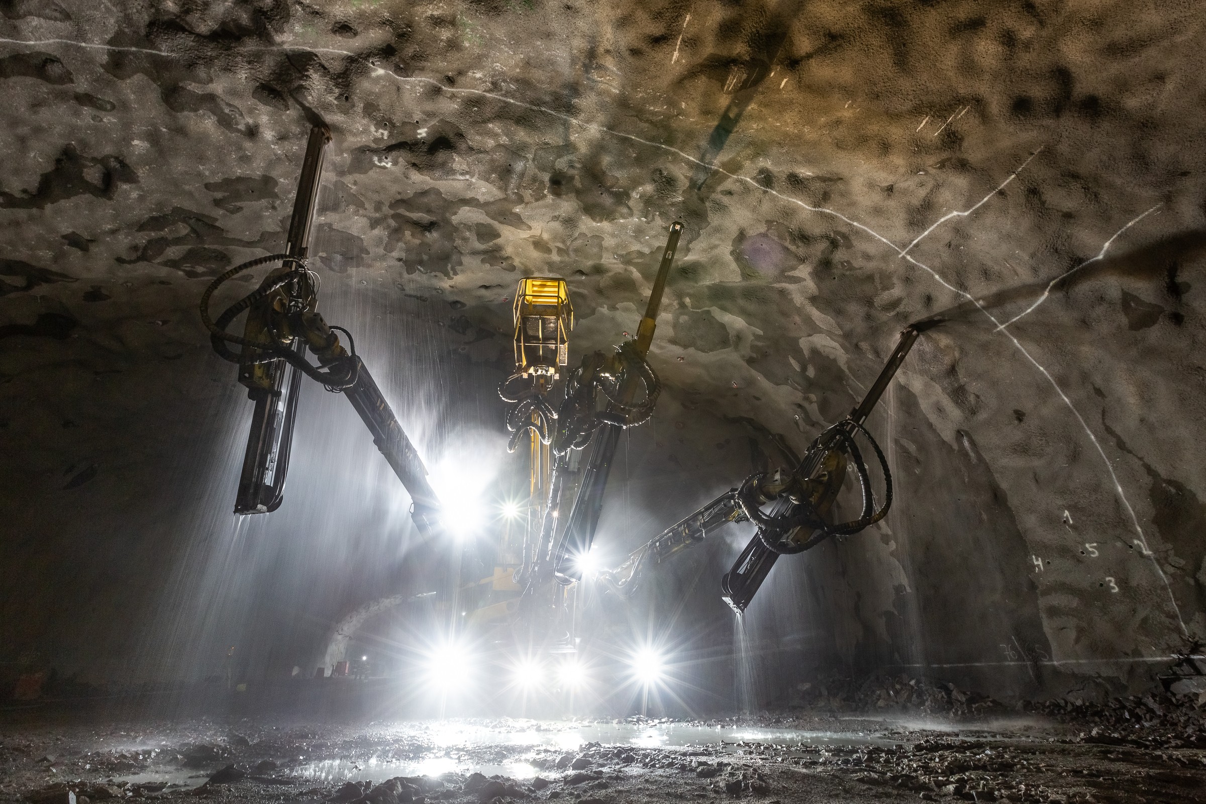 Borriggen Charlotta har rest hela vägen från Helsingfors för att hjälpa till med tunnelbaneutbyggnaden i Nacka. Borrigg jobbar under jord vid tunnelbaneutbyggnaden i Nacka.