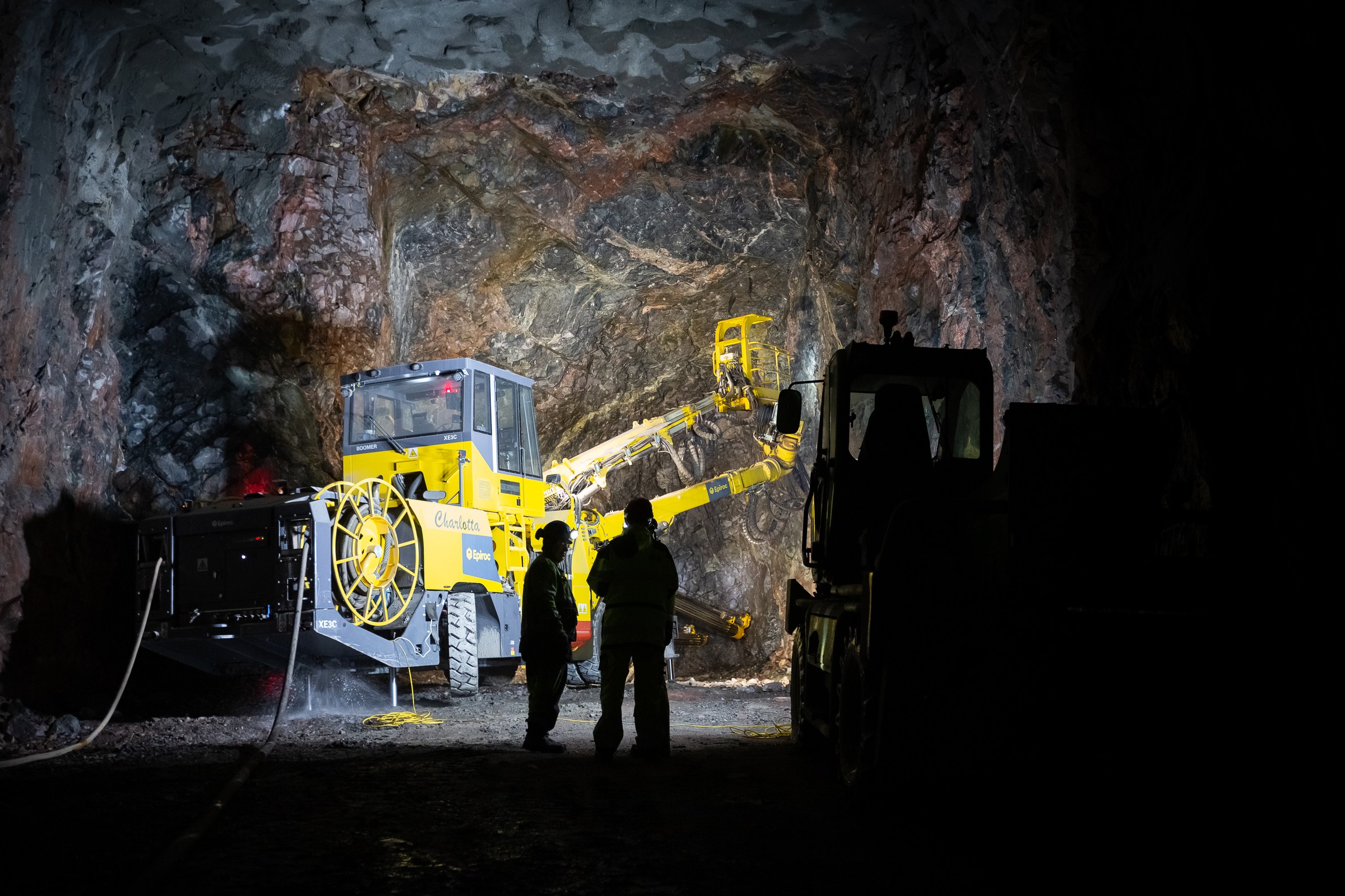 Tunnelbanan mot Nacka byggs med traditionell tunneldrivning, det vill säga genom att borra, ladda och spränga. Borriggen Charlotta jobbar nere i en tunnel 50 meter under jord.