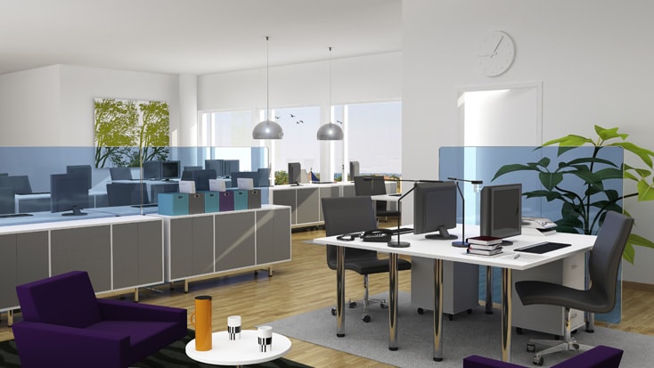 Uppsala Entré Moderna kontorsutrymmen med arbetsstationer, datorer, lila stolar och stora fönster för naturligt ljus.