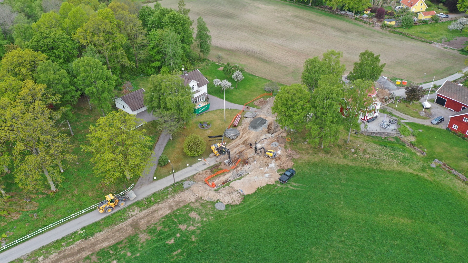 Skanska har fått i uppdrag av Alingsås kommun att bygga ut kommunalt vatten och avlopp till omkring hundra fastigheter i Västra Bodarna. Skanska har fått i uppdrag av Alingsås kommun att bygga ut kommunalt vatten och avlopp till omkring hundra fastigheter i Västra Bodarna.