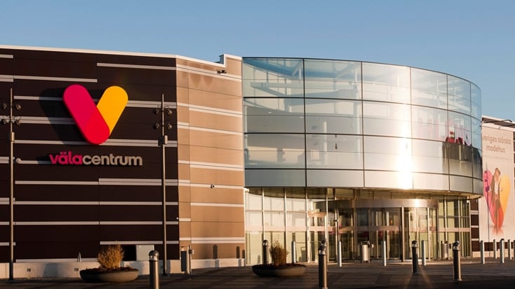 Väla Centrum är ett av Sveriges största shoppingcentrum. Modern shoppingcenterexteriör med stor glasentré och Väla Centrum-logotypen tydligt synlig.
