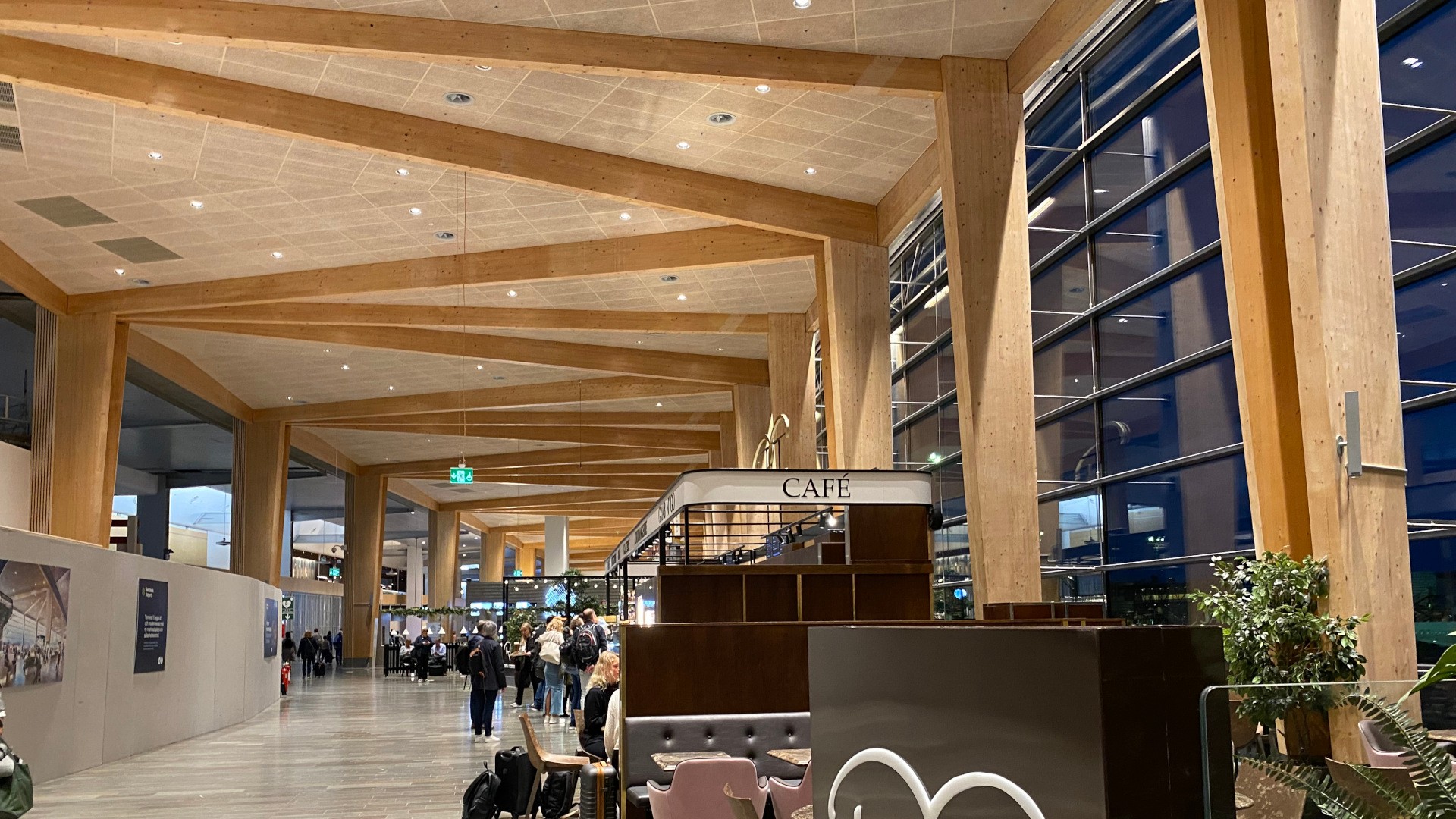 Resenärer på terminal 5, Arlanda.