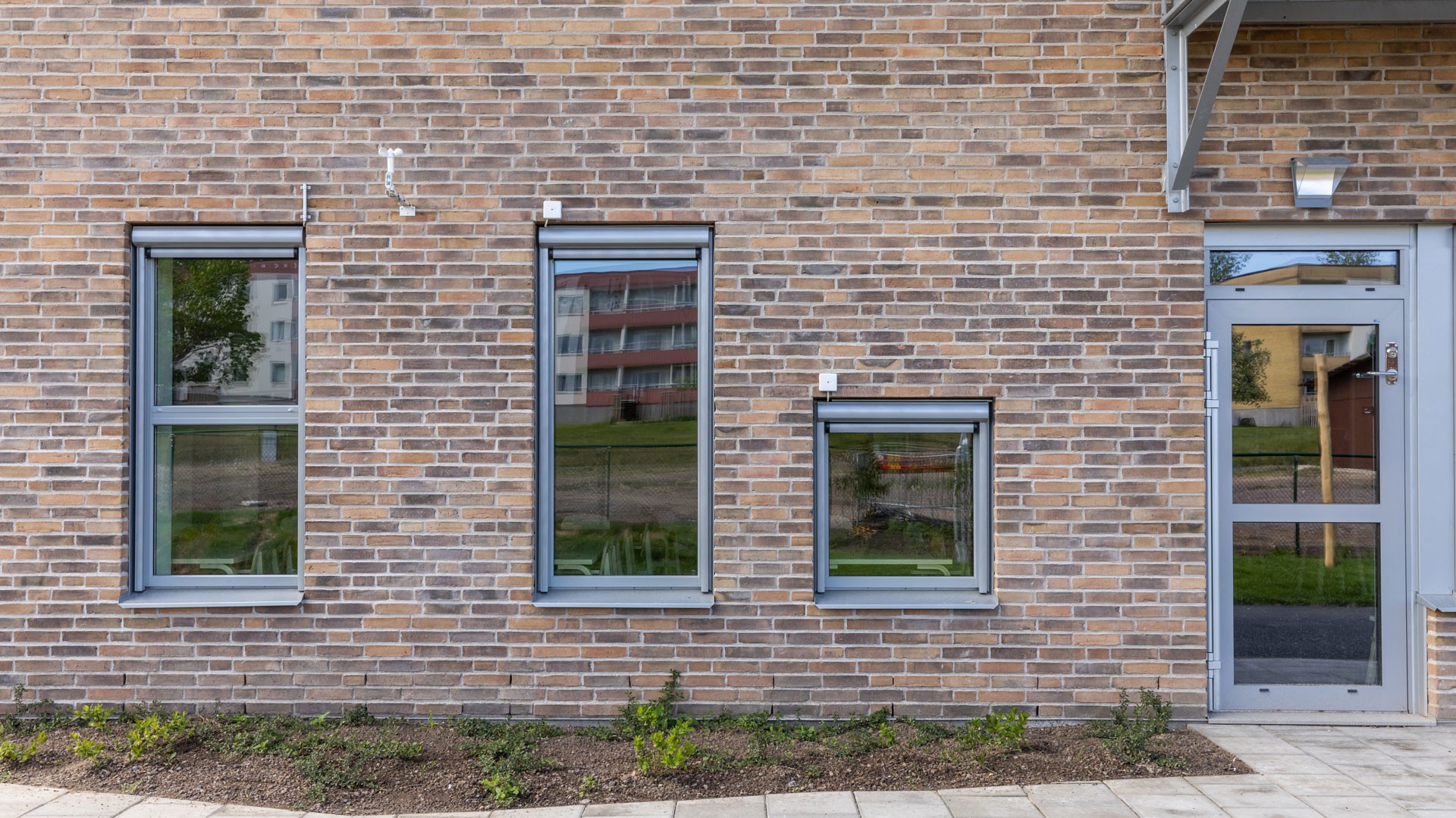 The pre-school's exposed location, close to the lake Vättern, is the reason why brick was chosen instead of the standardized wooden facade. The pre-school's exposed location, close to the lake Vättern, is the reason why brick was chosen instead of the standardized wooden facade.