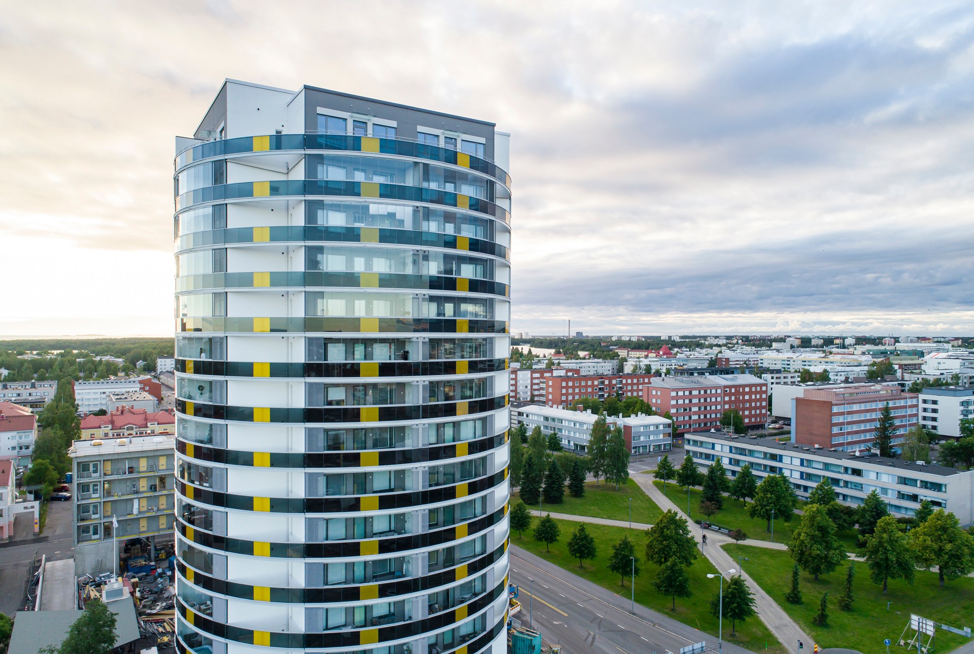 Oulun Puistovahti on alueensa maamerkki. Vain muutamia asuntoja on enää vapaana kohteessa. Kuva: Kuvatoimisto Kuvio