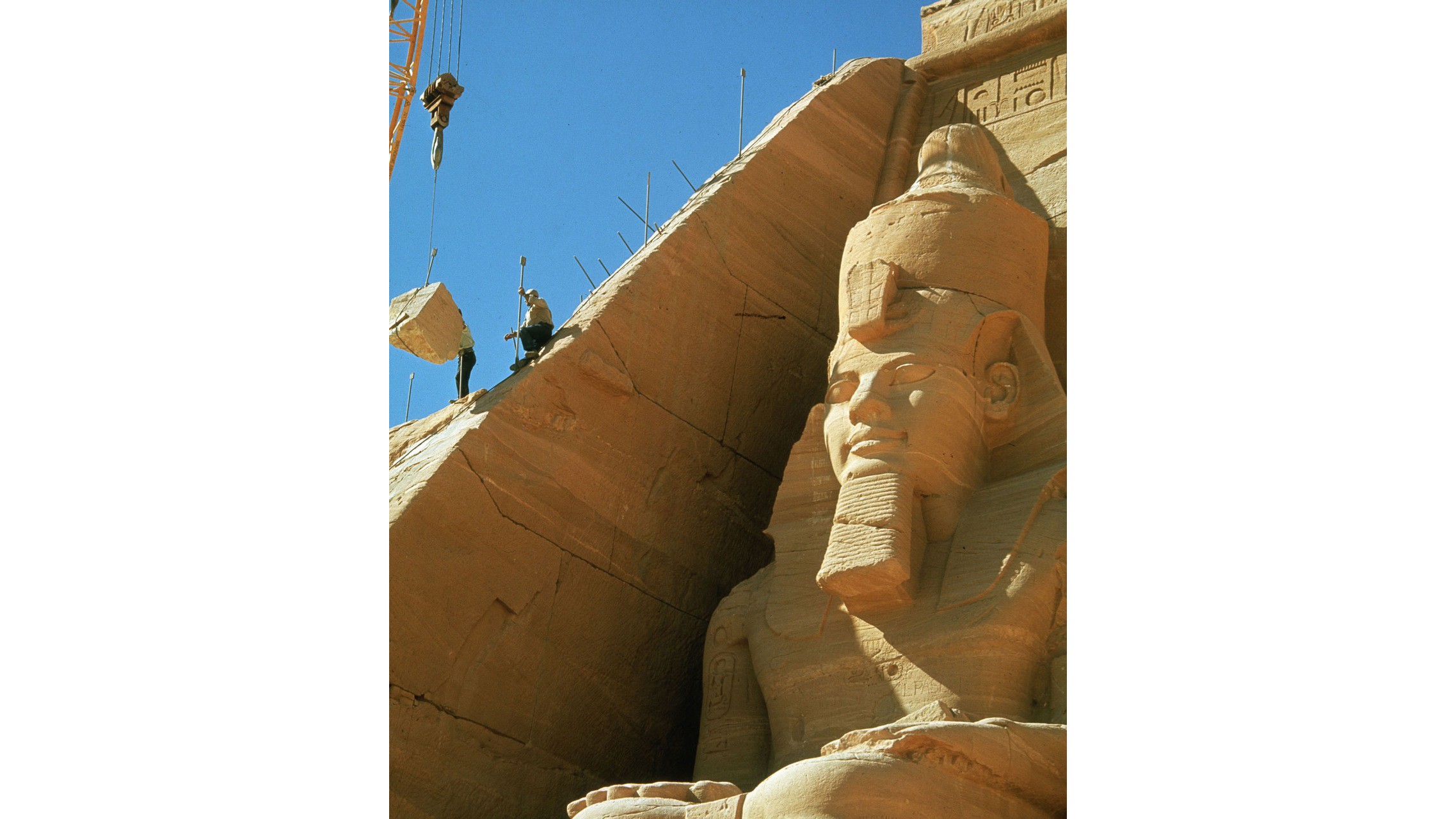 3 200 år gamla Arbetare jobbar vid ett egyptiskt tempel och en sfinx.