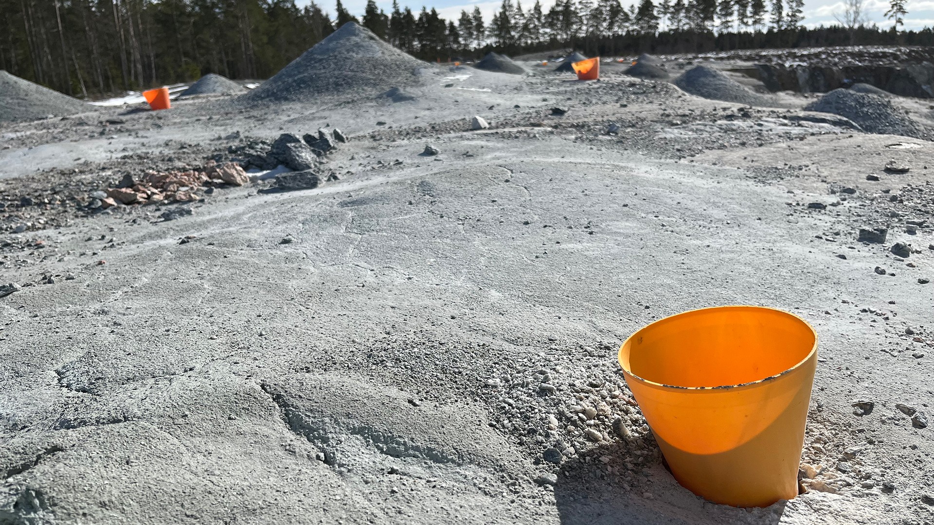 Borrhål i berget Inför en sprängning borrar man flera tusen meter ner i berget.