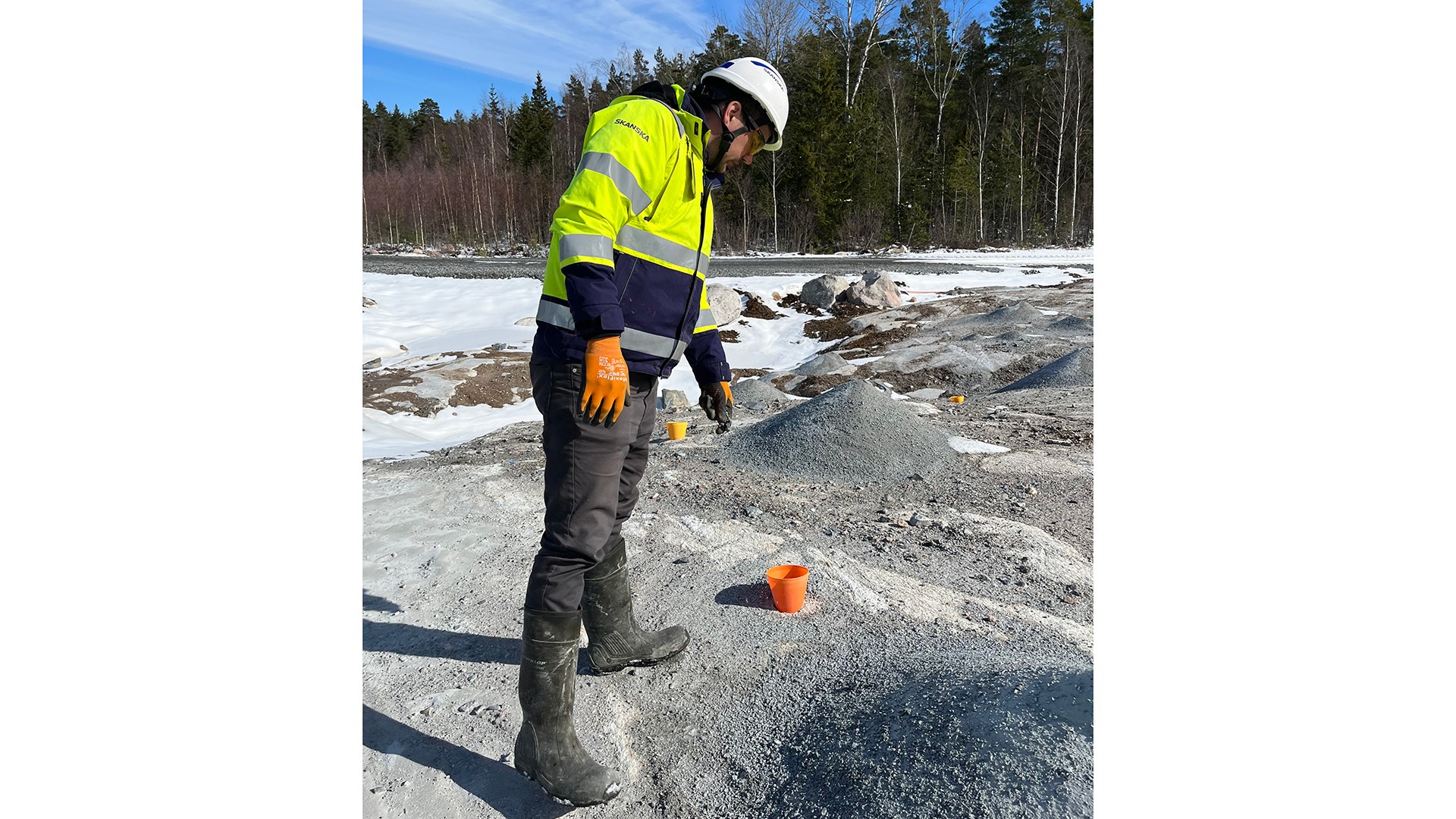 Fylls med sprängämne Andreas visar var borrhålen finns.