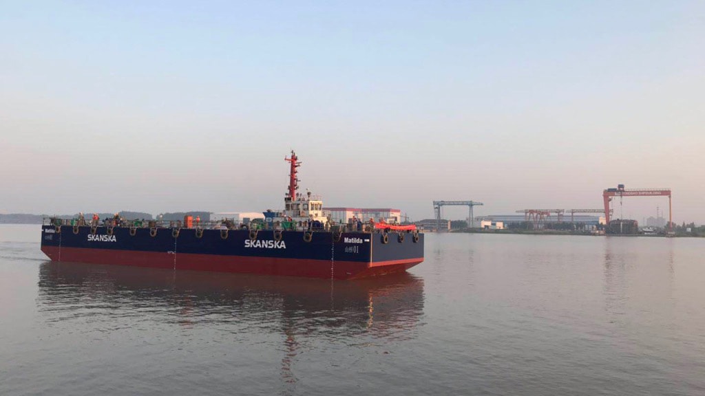 Pråmen som ska frakta nya bron från Kina till Slussen Bron tillverkas och monteras i Kina och transporteras sedan i ett stycke från Kina till Stadsgården i Stockholm med så kallad semi-submersible transport ship.