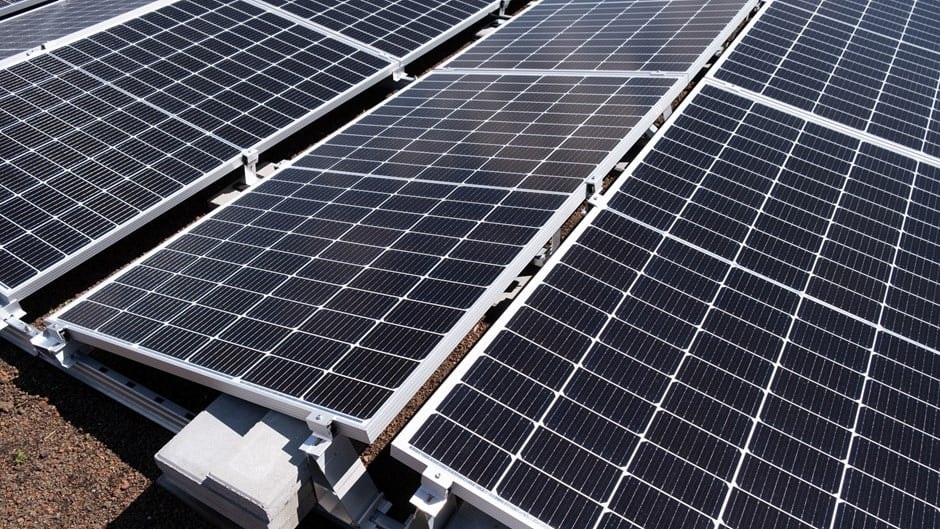 Närbild av solpaneler installerade utomhus för förnybar energiproduktion.