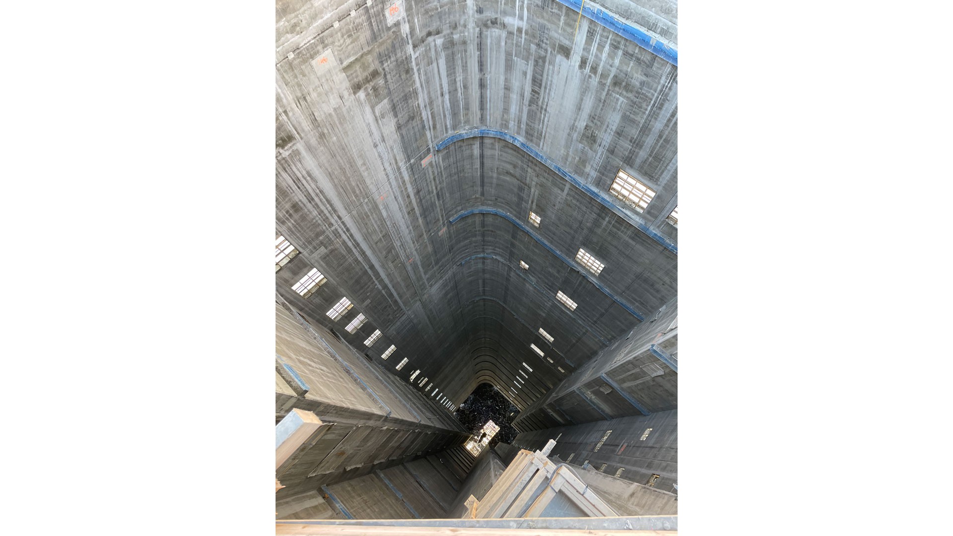 Dags för installation Vy över schaktet i ett betongtorn.