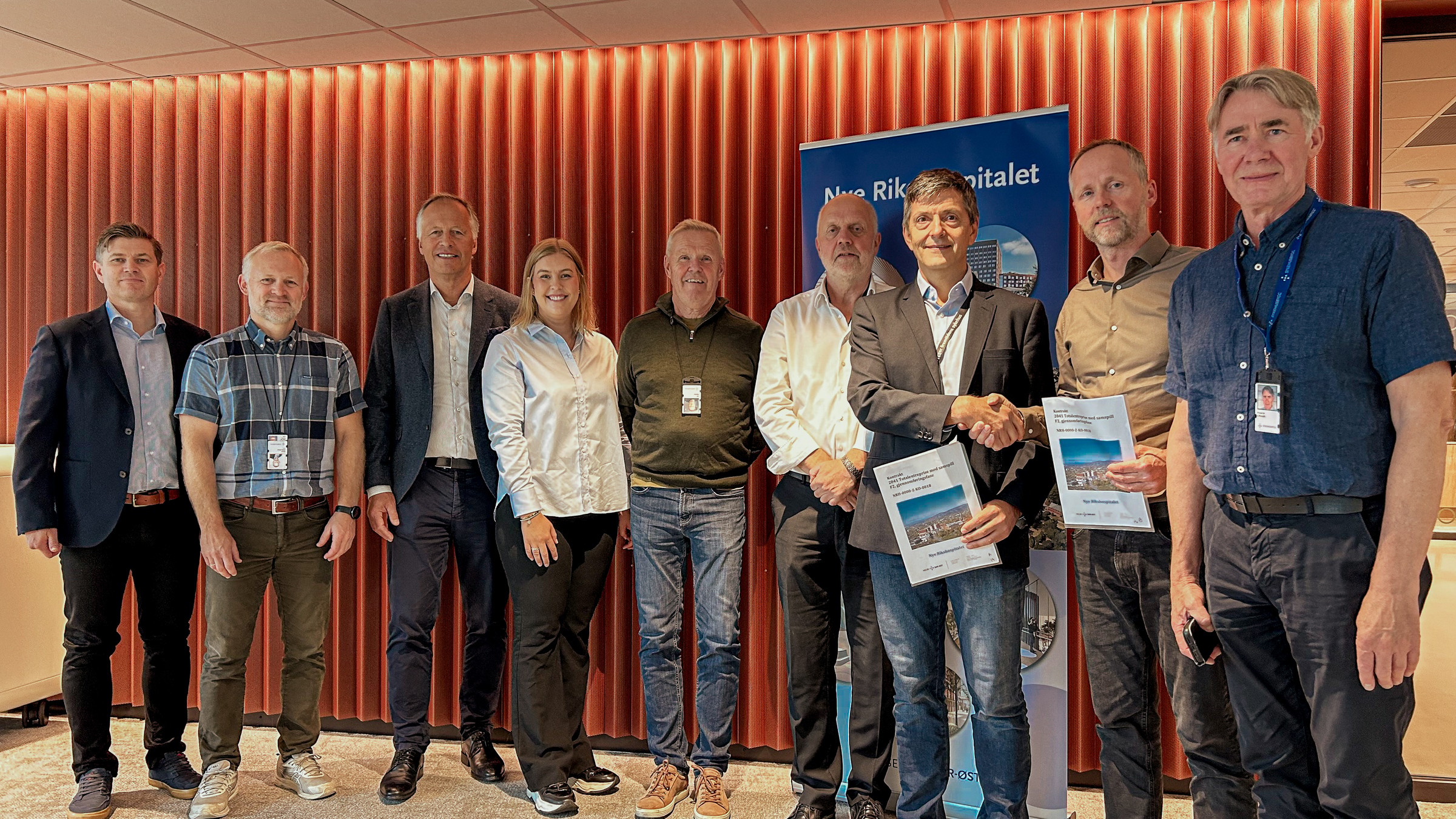 fellesbilde fra signeringen med representanter fra både Skanska og byggherre Fellesbilde fra signeringen med representanter fra både Skanska og byggherre
