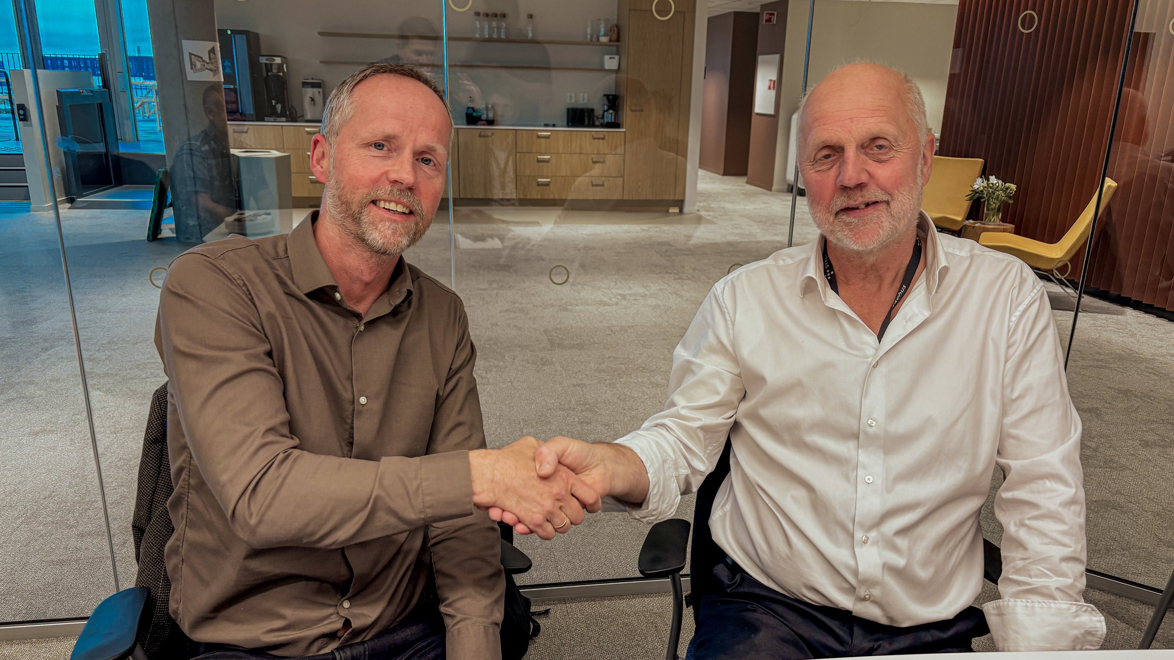 Pål Aglen, konserndirektør i Skanska og Dag Bøhler, prosjektdirektør OUS, signerte kontrakten om teknisk sentral på nye Rikshospitalet