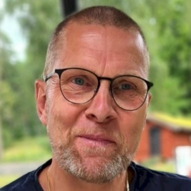 Esbjörn Karlsson Bild utomhus av perosn med glasögon, kort hår och skägg.